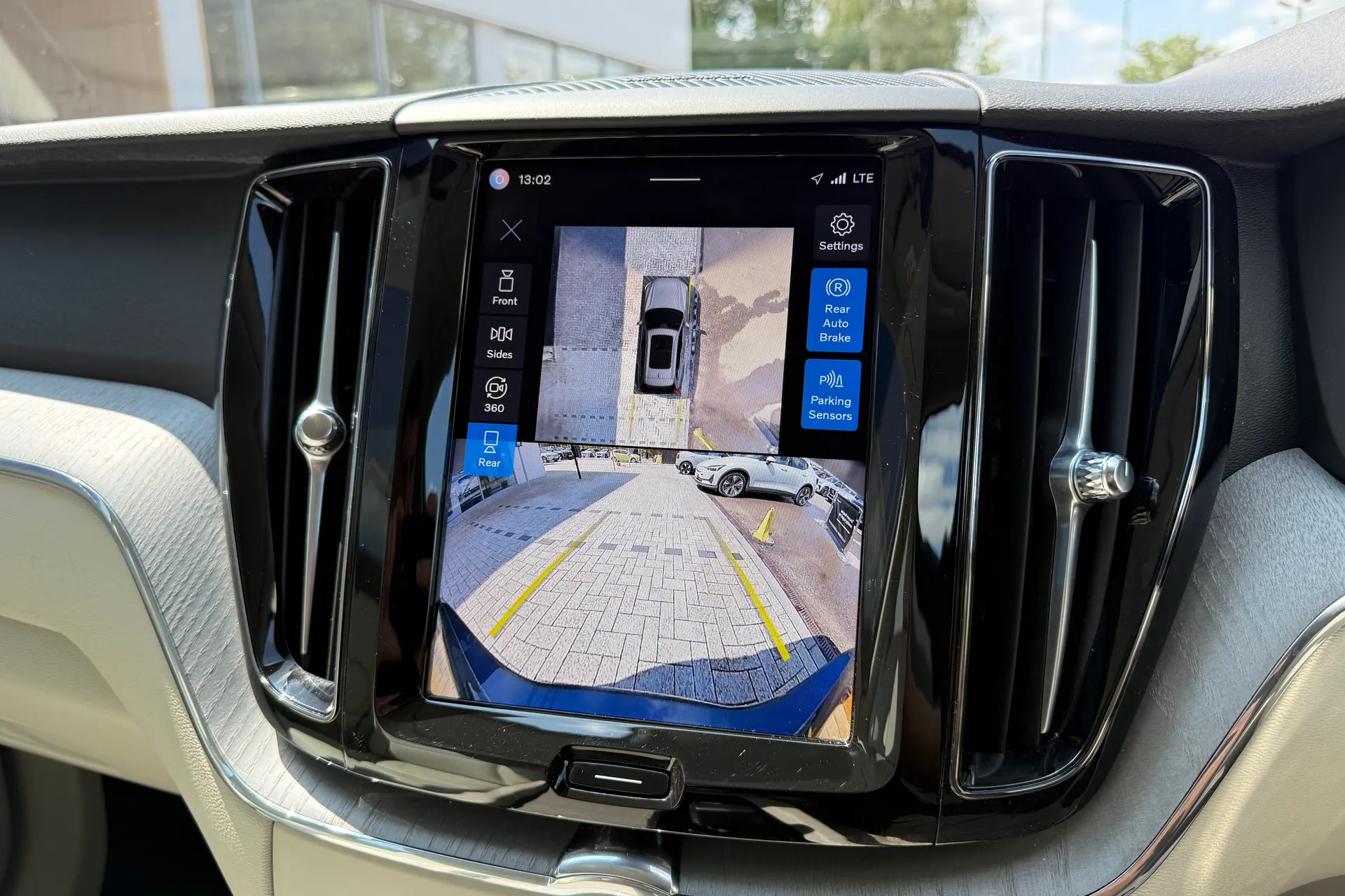 Volvo XC60 thumbnail image number 4