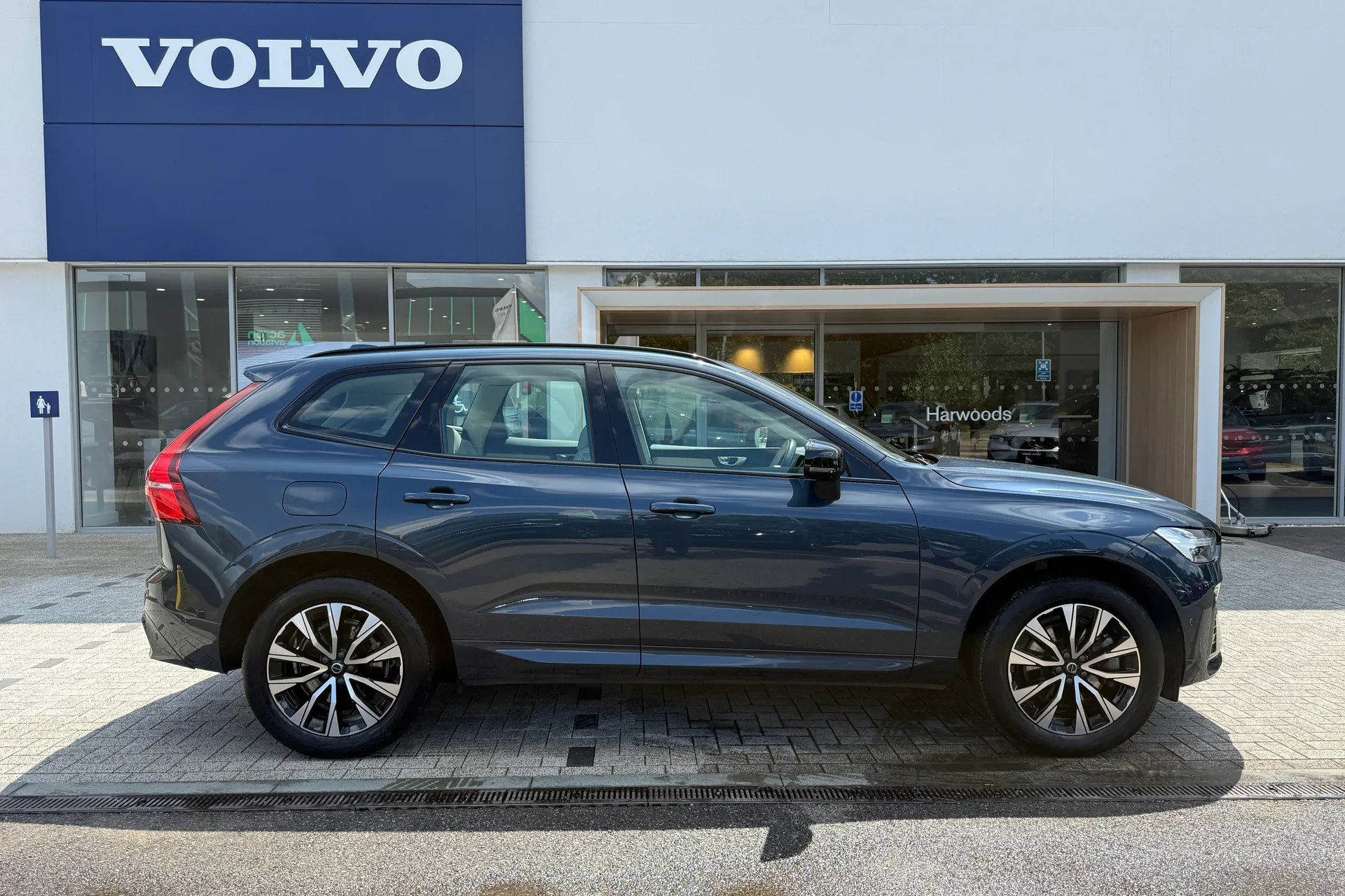 Volvo XC60 thumbnail image number 2