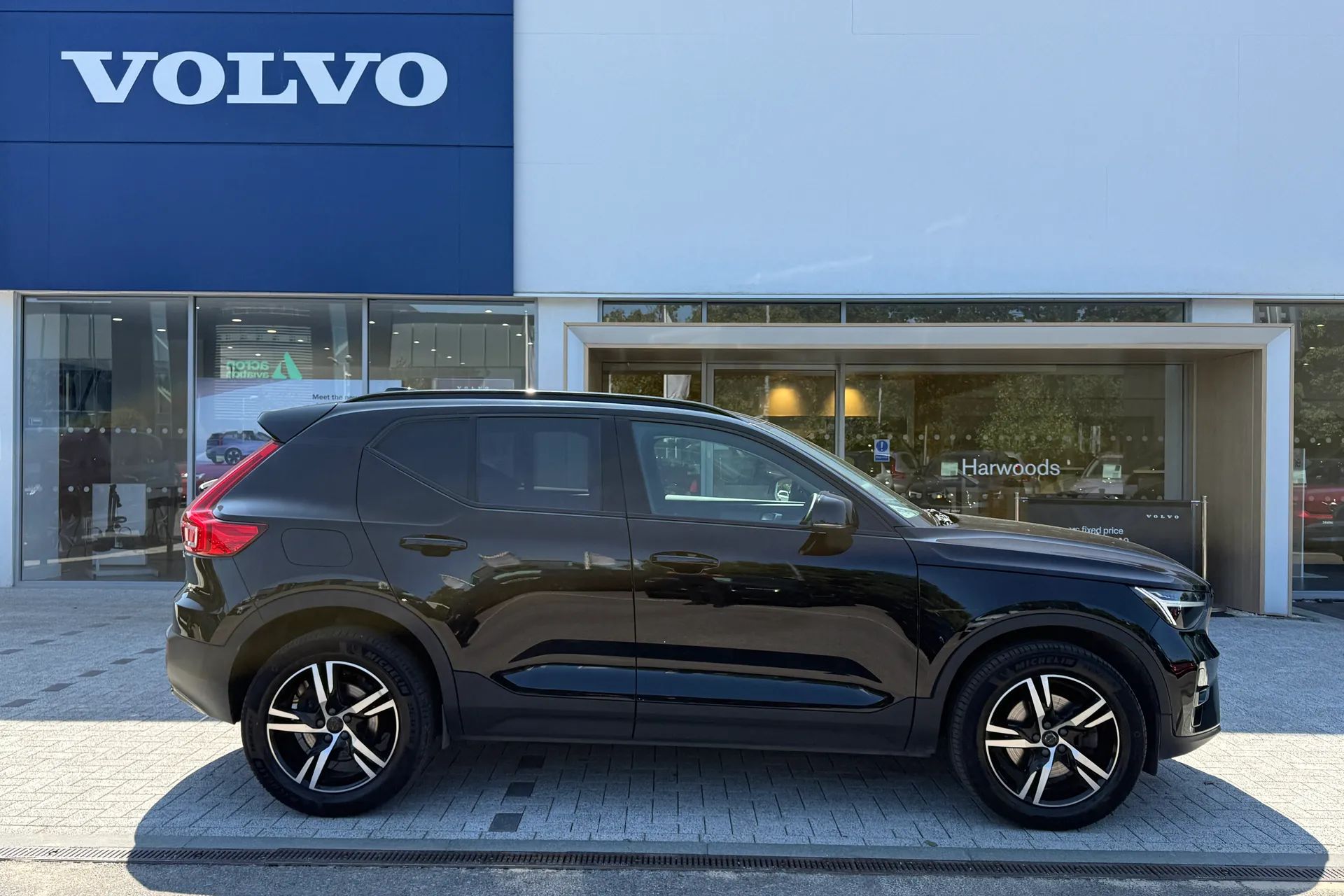 Volvo XC40 thumbnail image number 2