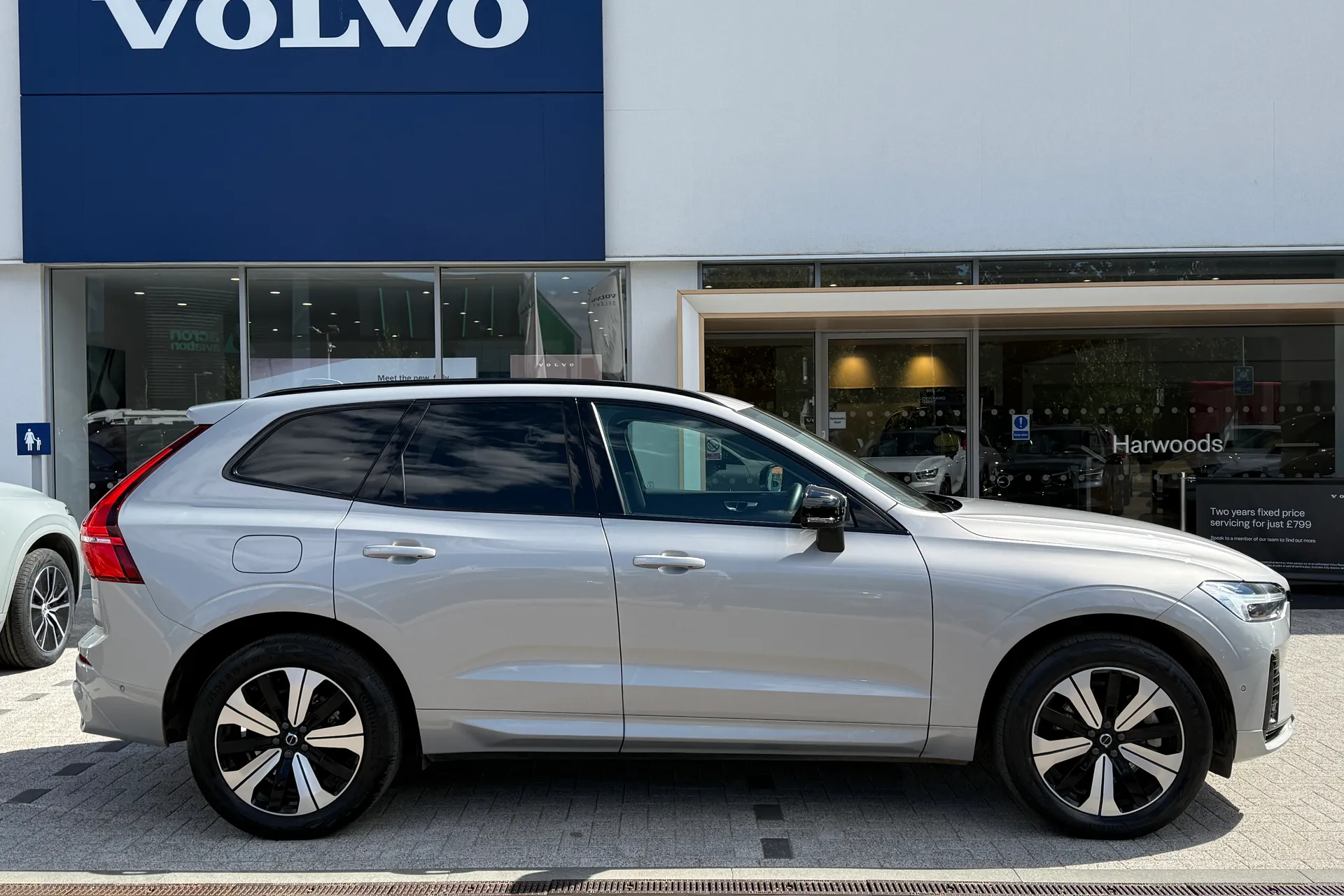Volvo XC60 thumbnail image number 2