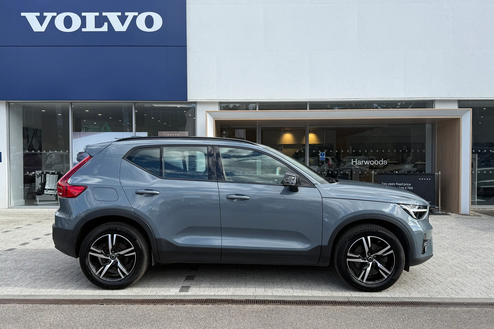 Volvo XC40 thumbnail image number 2