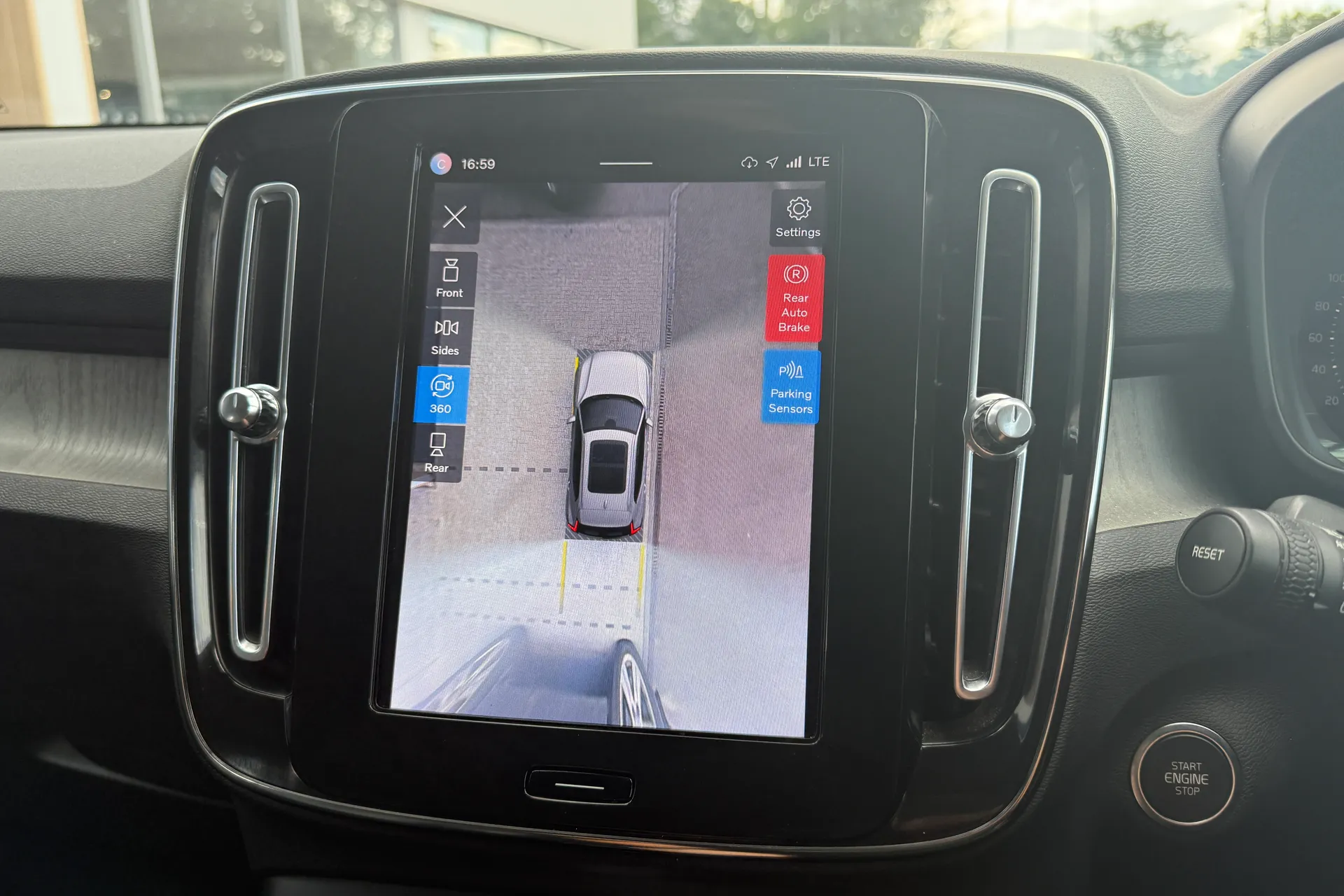 Volvo XC40 thumbnail image number 4
