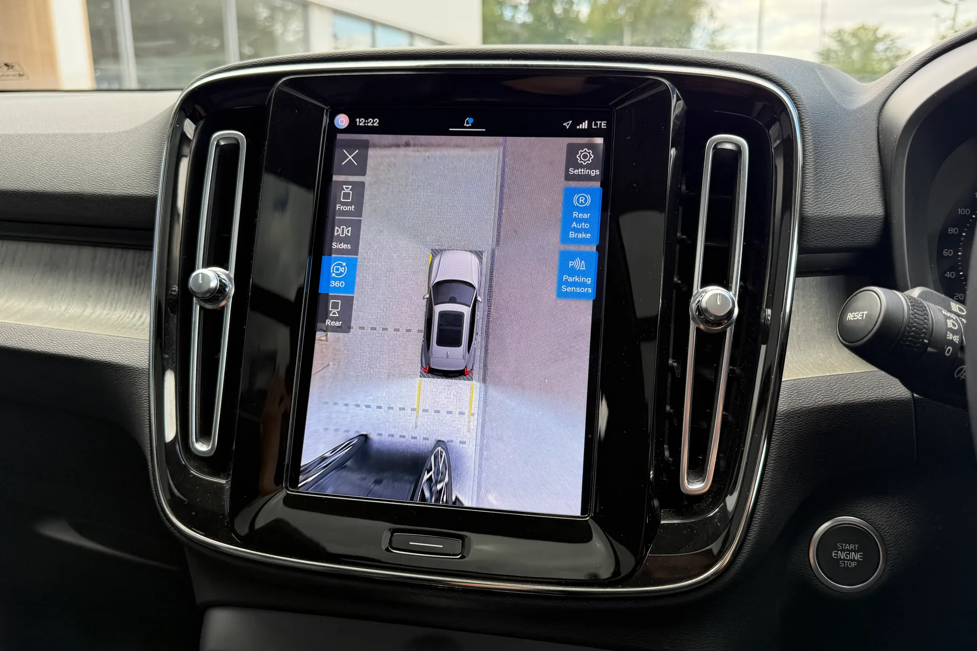 Volvo XC40 thumbnail image number 4