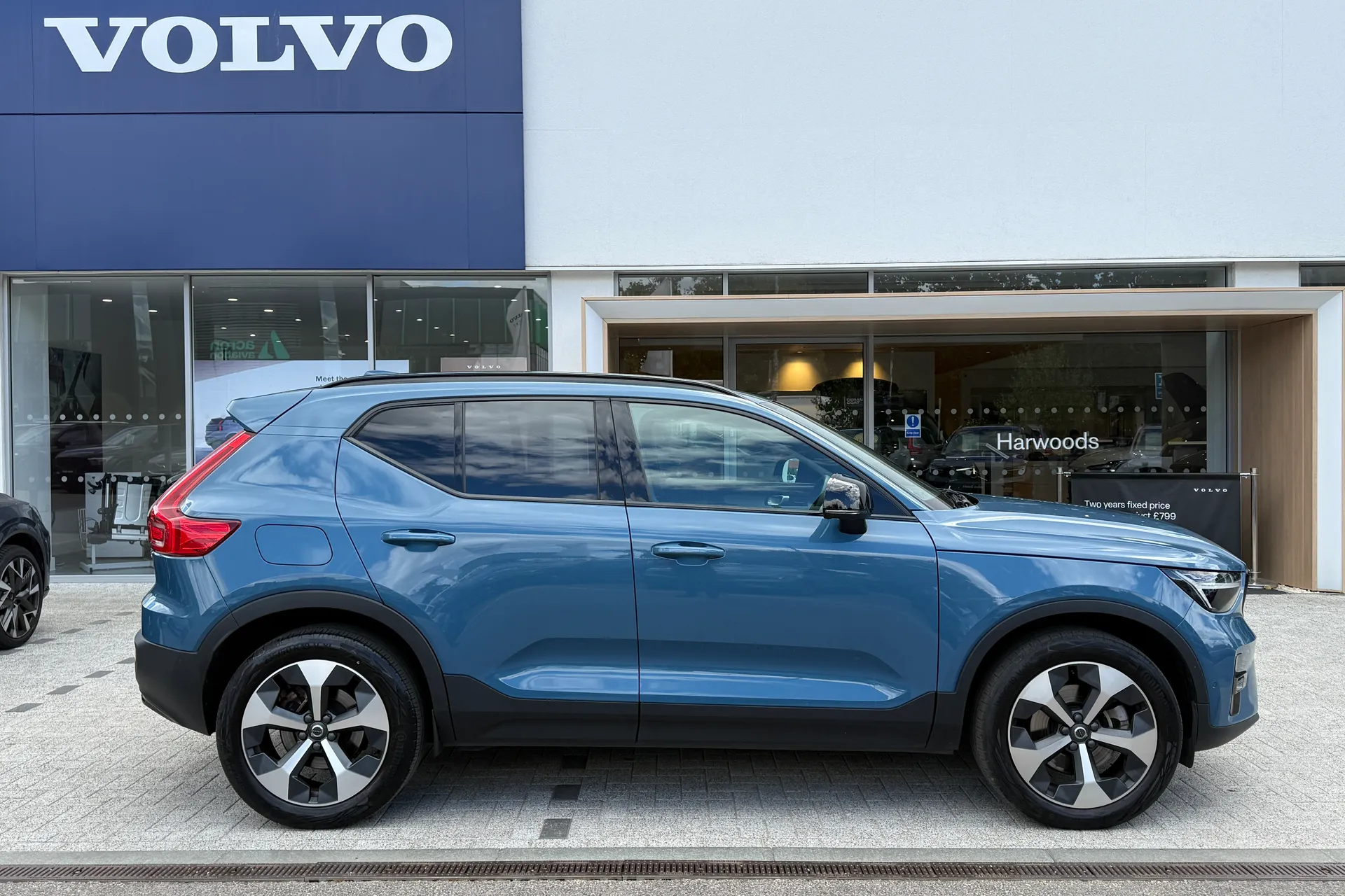 Volvo XC40 thumbnail image number 2