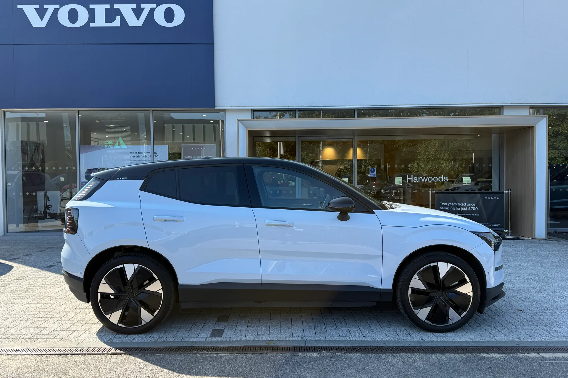 Volvo EX30 thumbnail image number 2