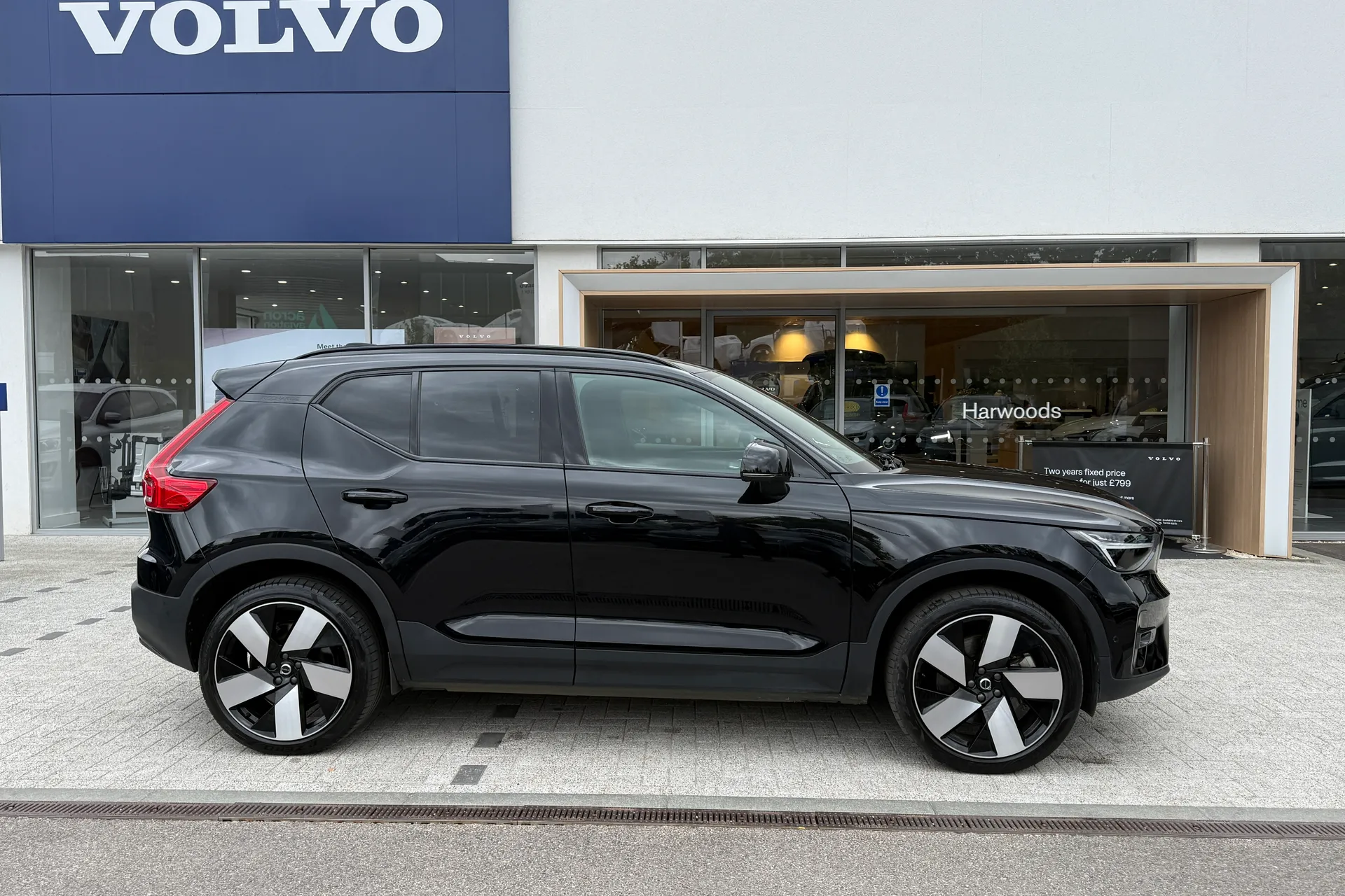 Volvo XC40 thumbnail image number 2