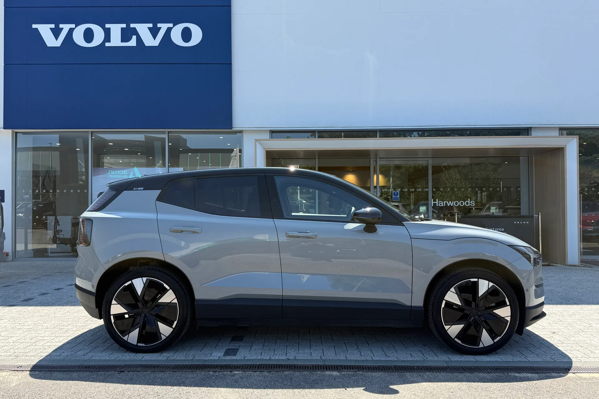 Volvo EX30 thumbnail image number 2