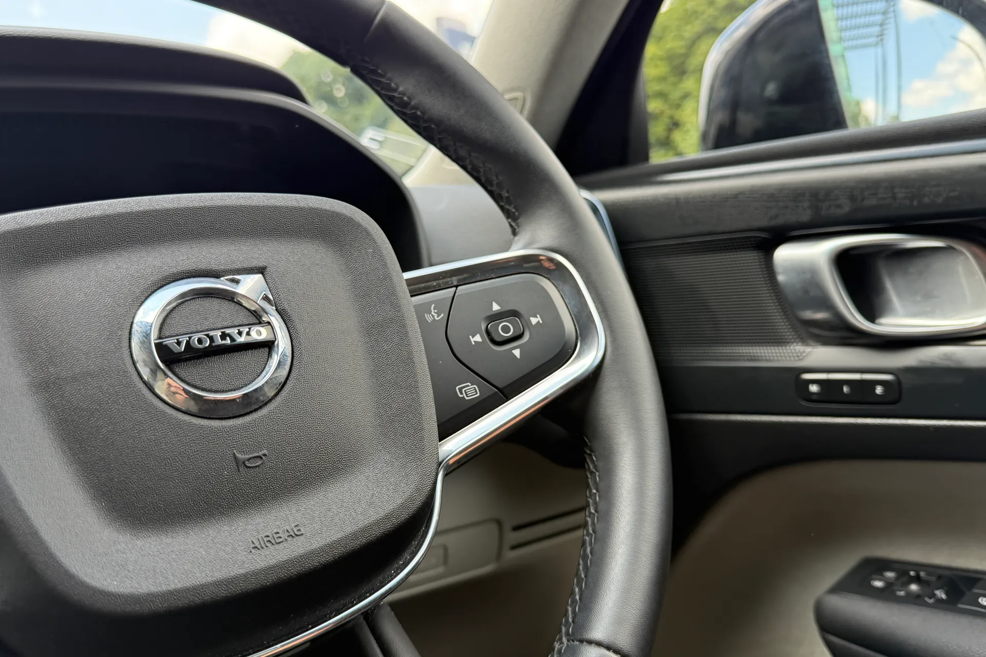 Volvo XC40 thumbnail image number 36