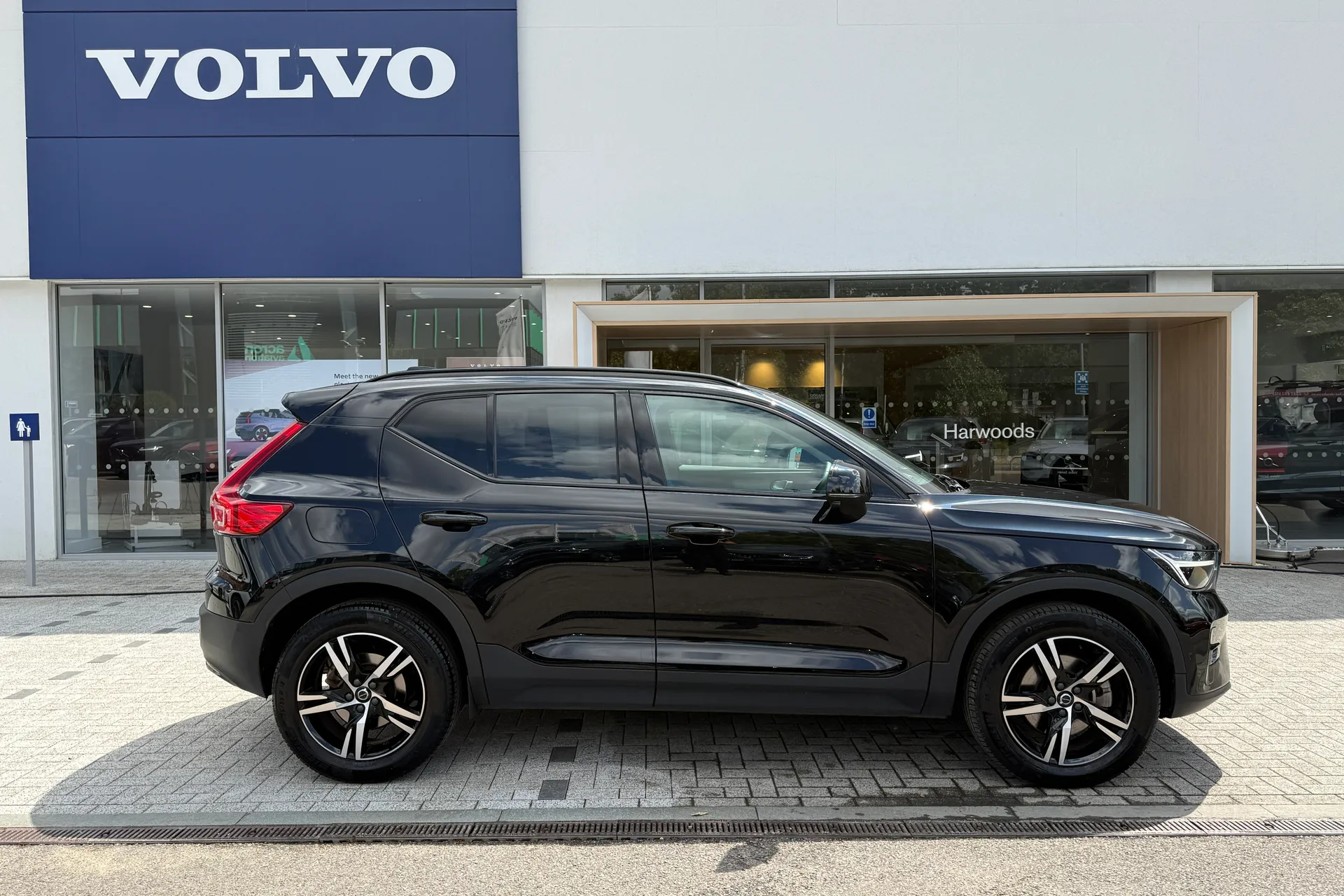 Volvo XC40 thumbnail image number 2