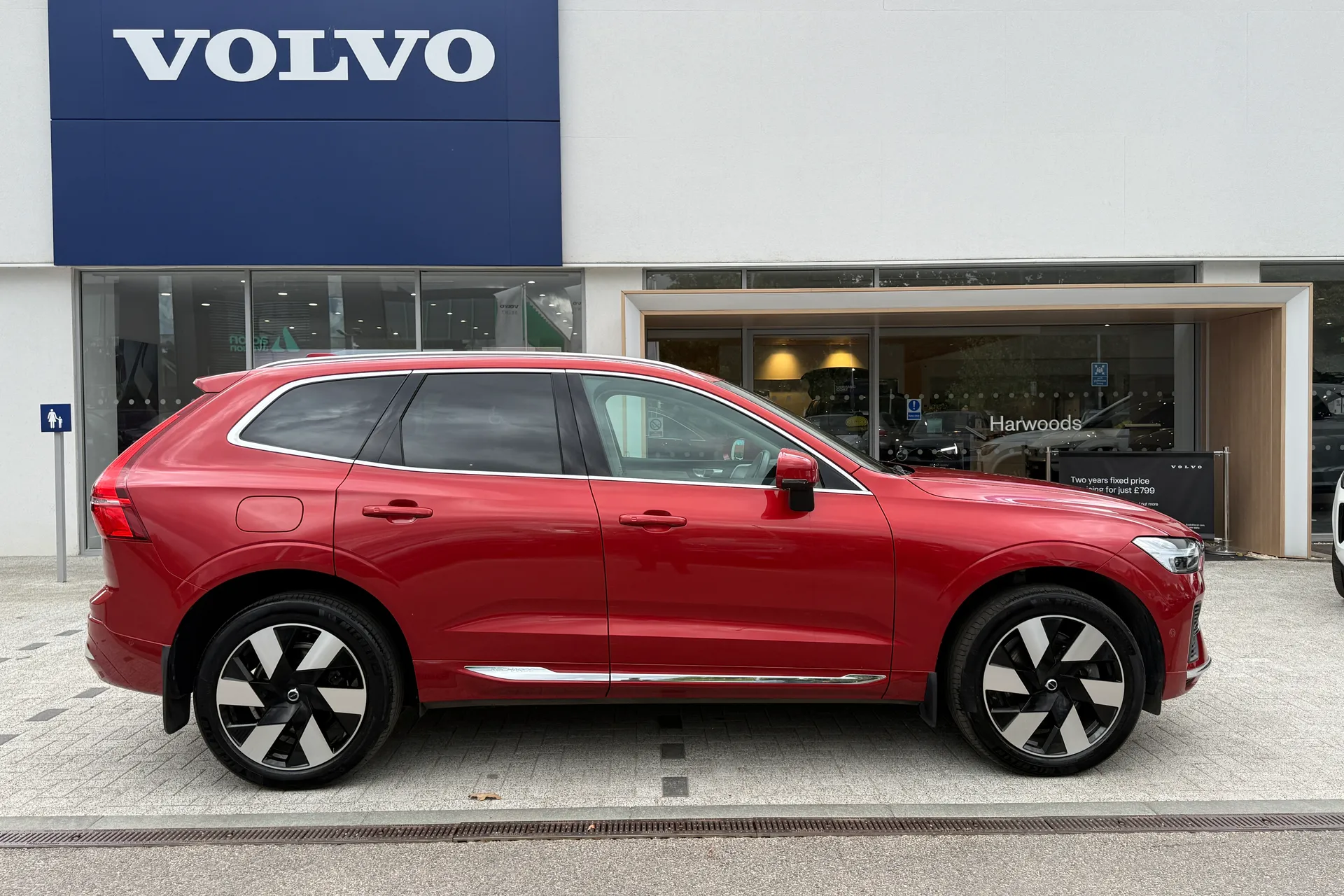 Volvo XC60 thumbnail image number 2