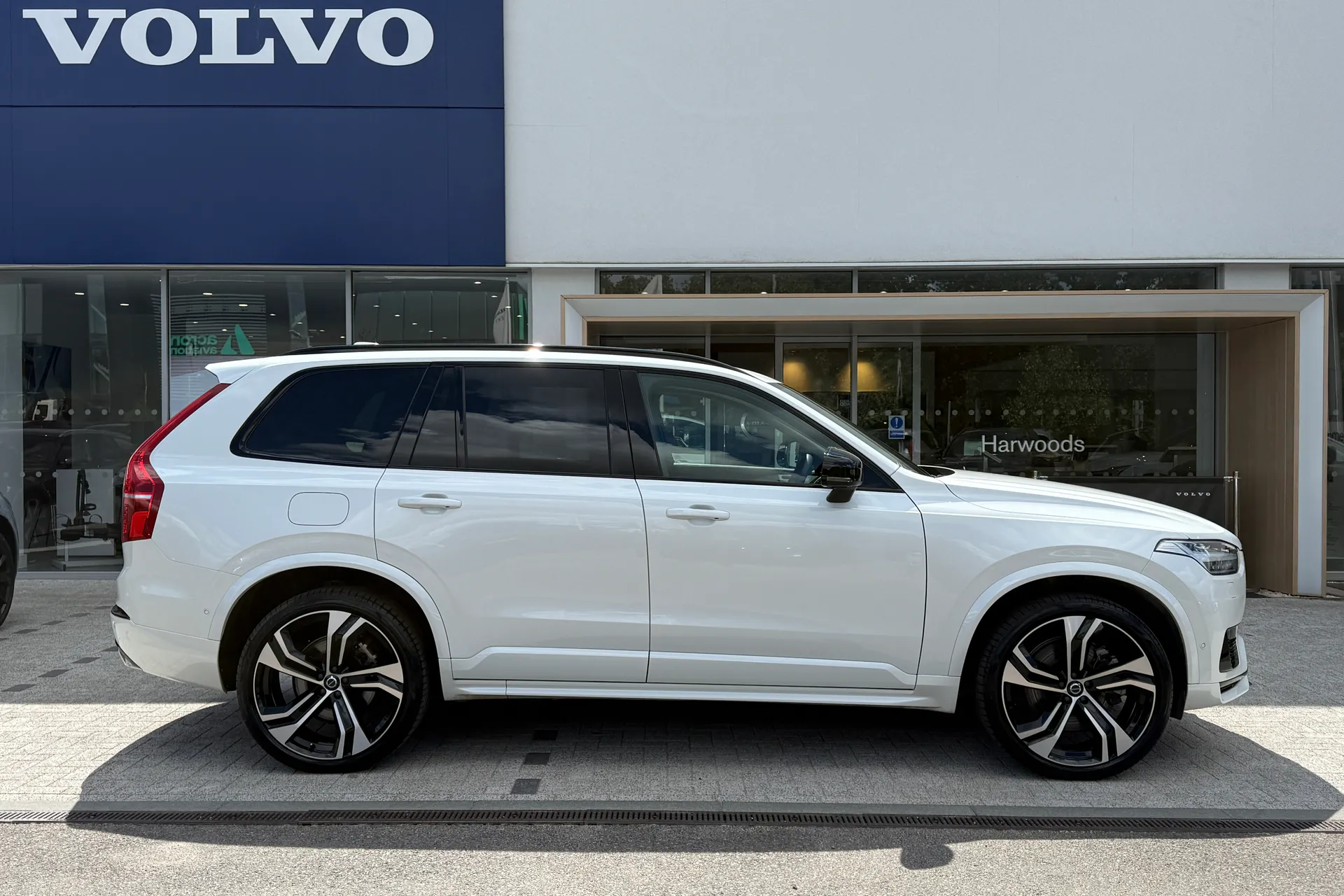 Volvo XC90 thumbnail image number 2
