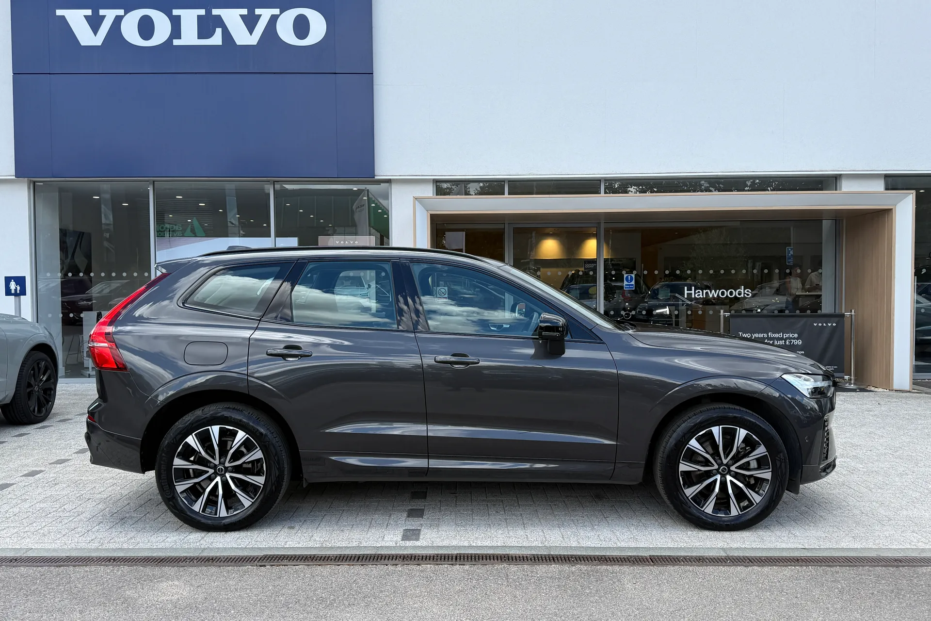 Volvo XC60 thumbnail image number 2