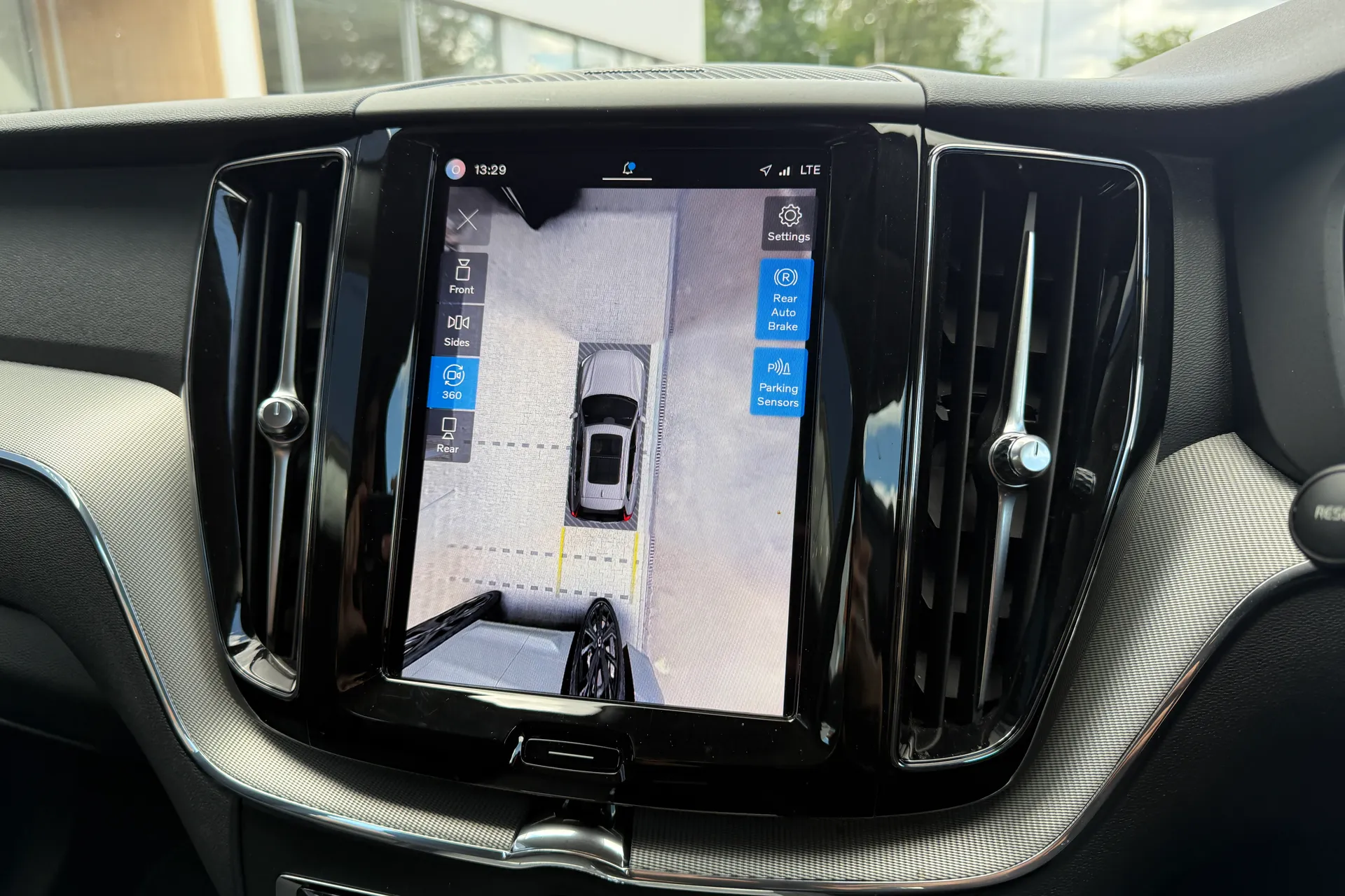 Volvo XC60 thumbnail image number 4