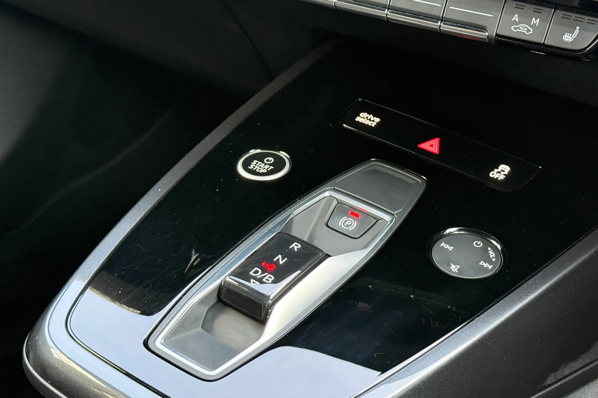 Audi Q4 thumbnail image number 14