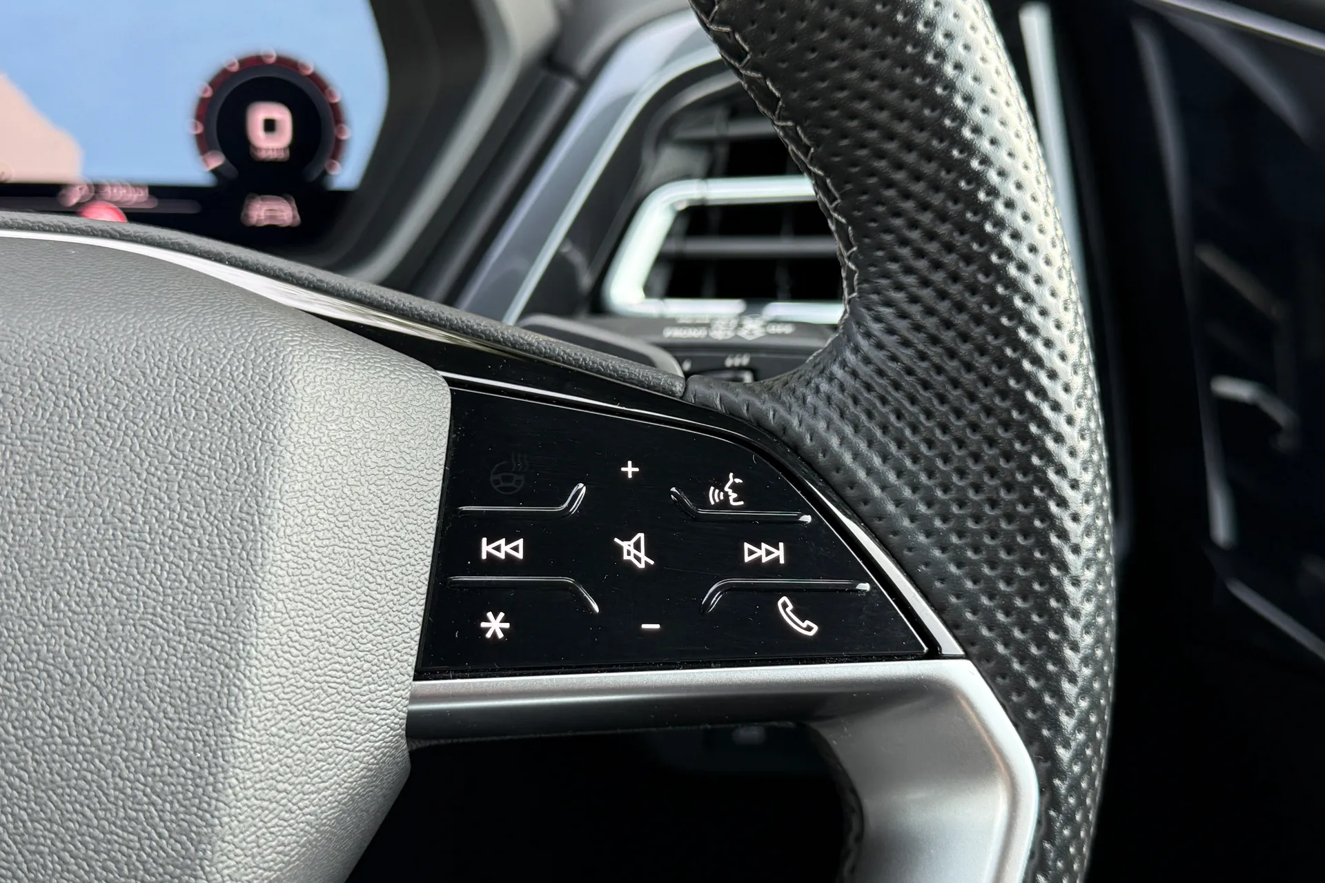 Audi Q4 thumbnail image number 25
