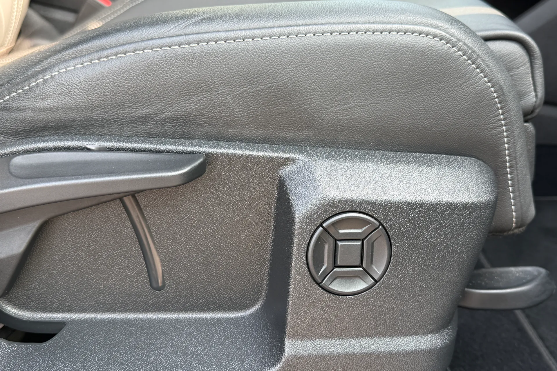Audi Q4 thumbnail image number 11
