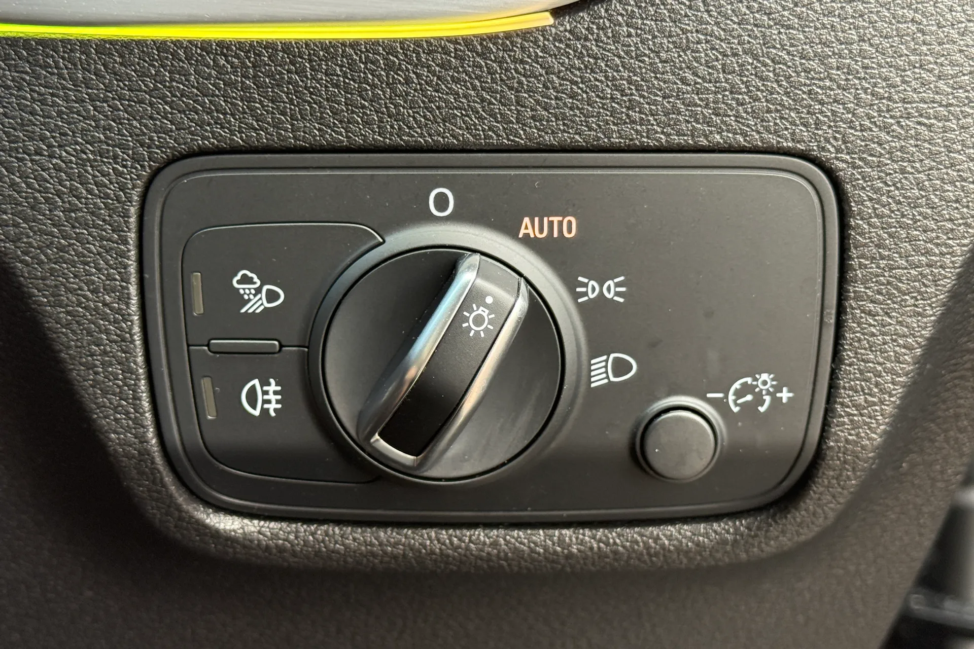Audi Q2 thumbnail image number 21