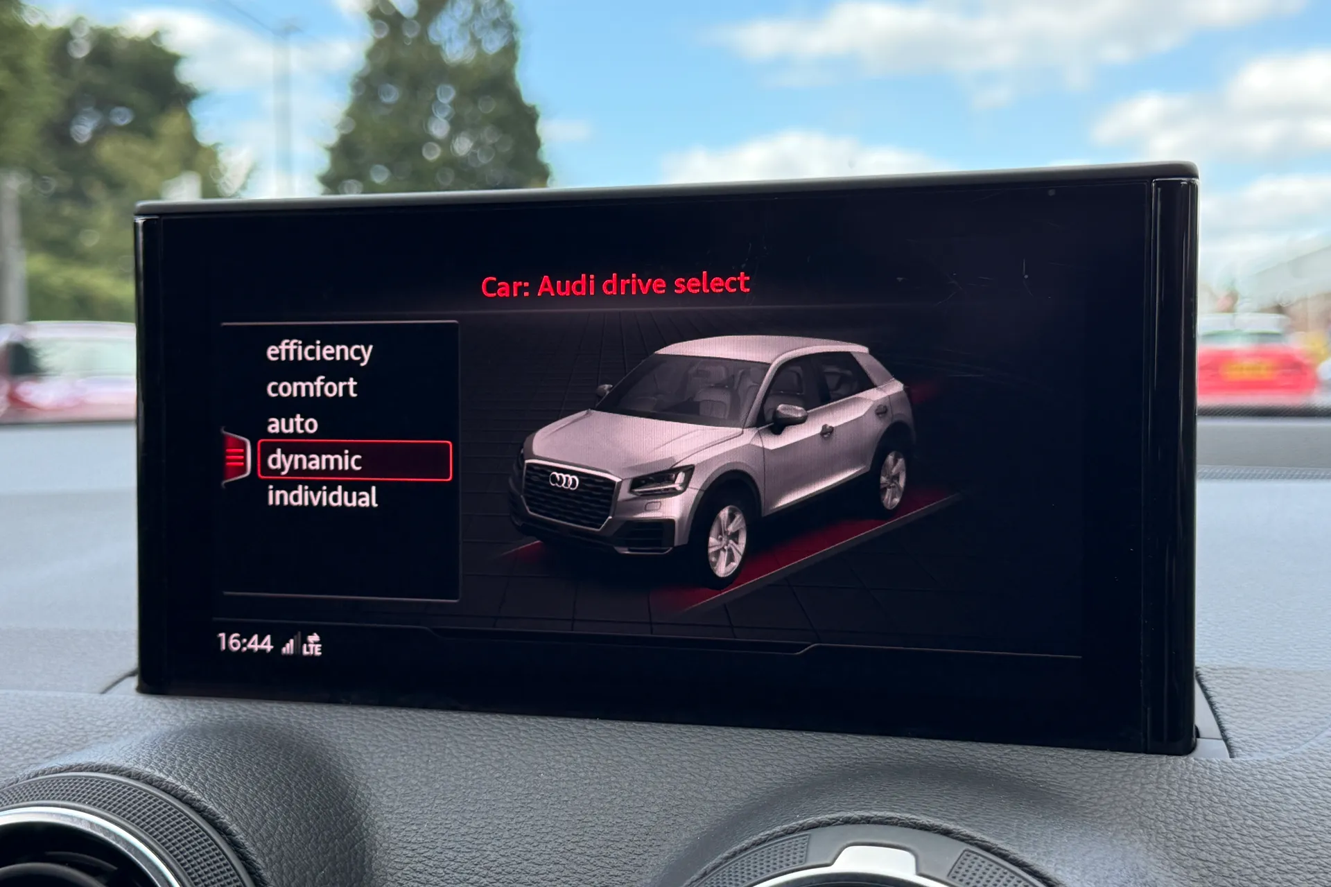 Audi Q2 thumbnail image number 9