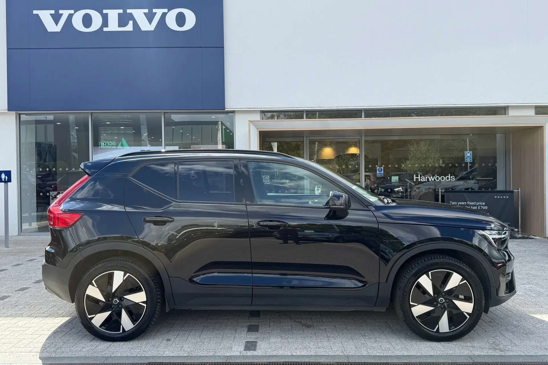 Volvo XC40 thumbnail image number 2