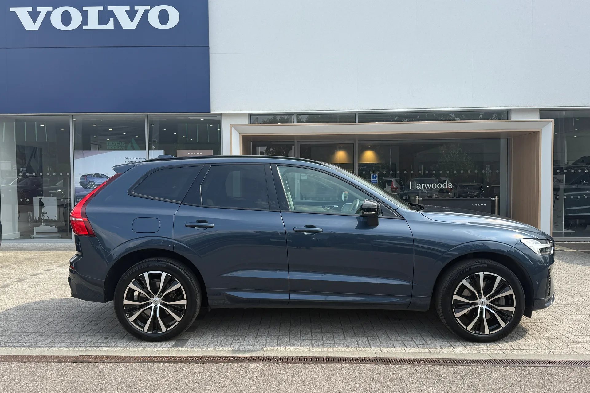 Volvo XC60 thumbnail image number 2