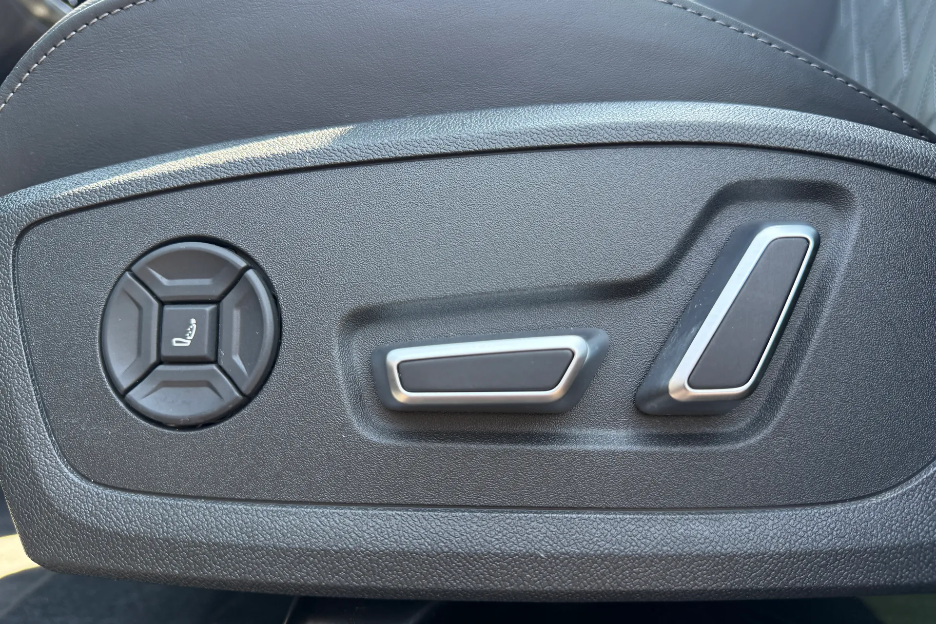 Audi Q6 thumbnail image number 25