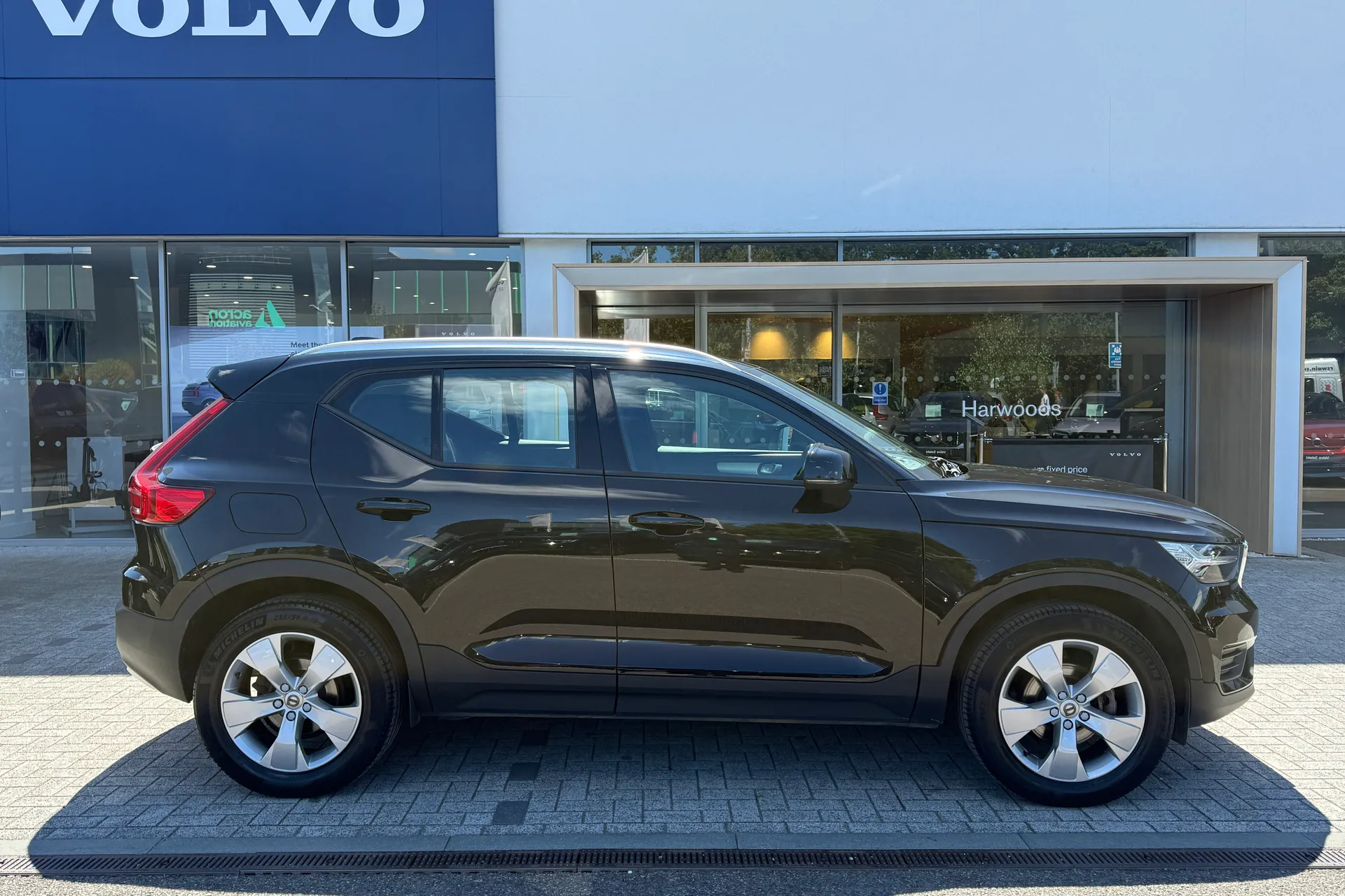Volvo XC40 thumbnail image number 2