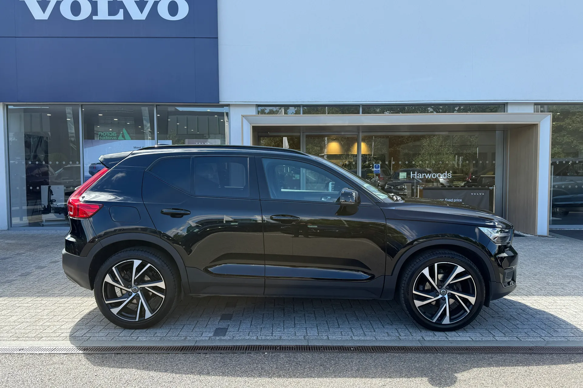Volvo XC40 thumbnail image number 2