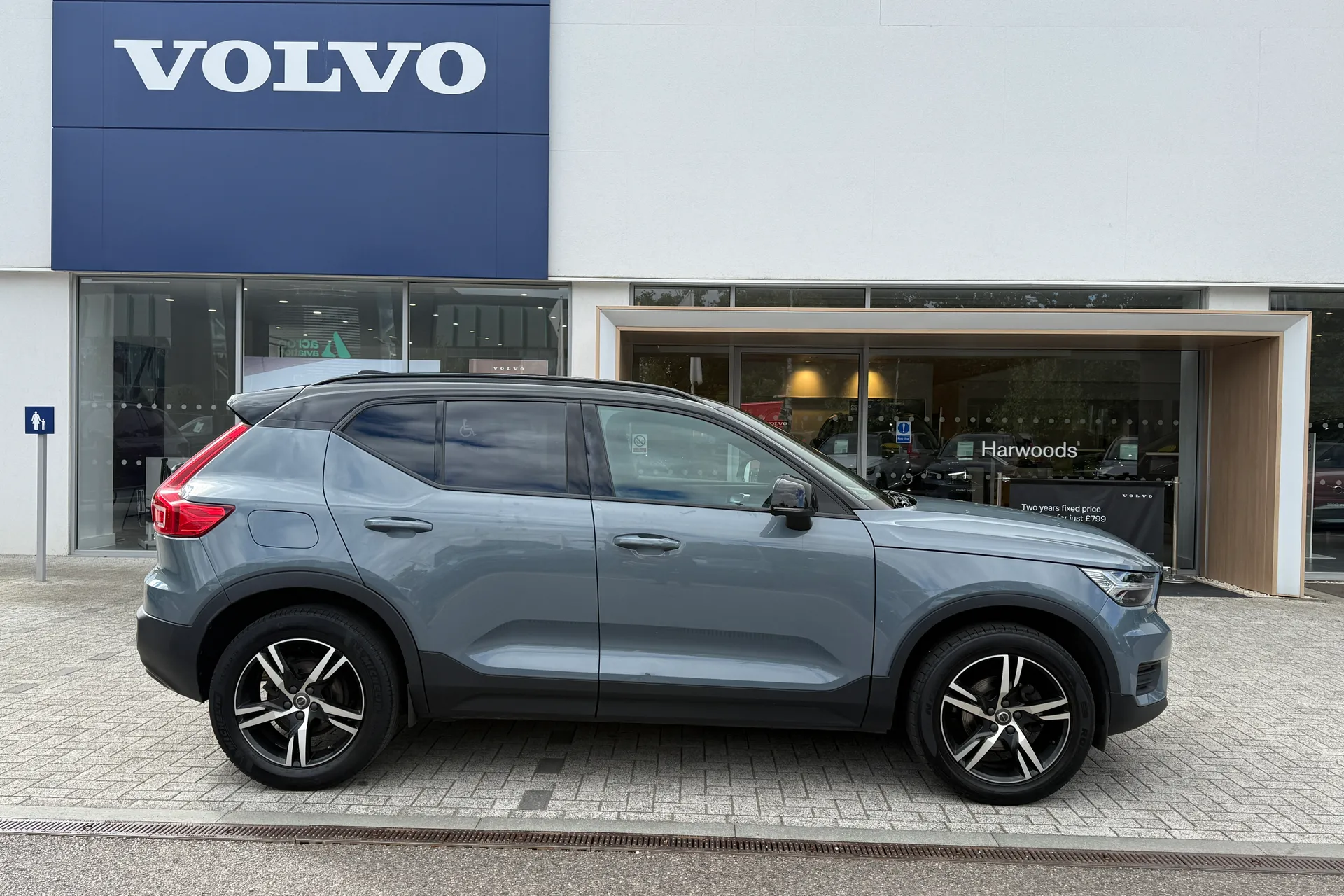 Volvo XC40 thumbnail image number 2