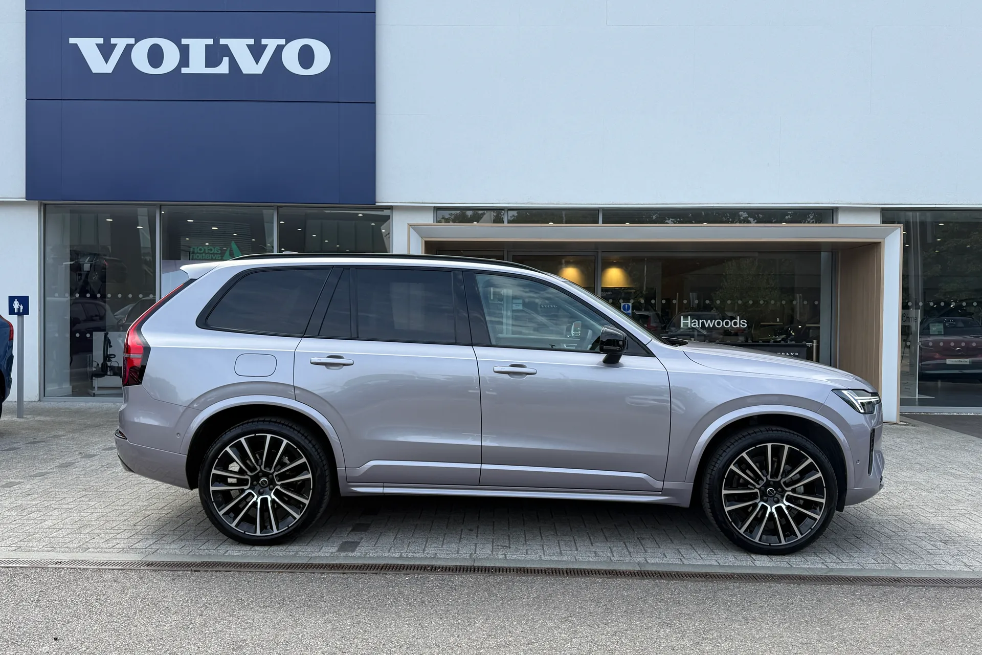Volvo XC90 thumbnail image number 2