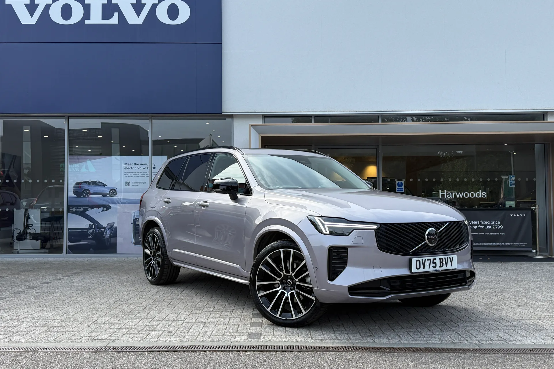 Volvo XC90 focused image