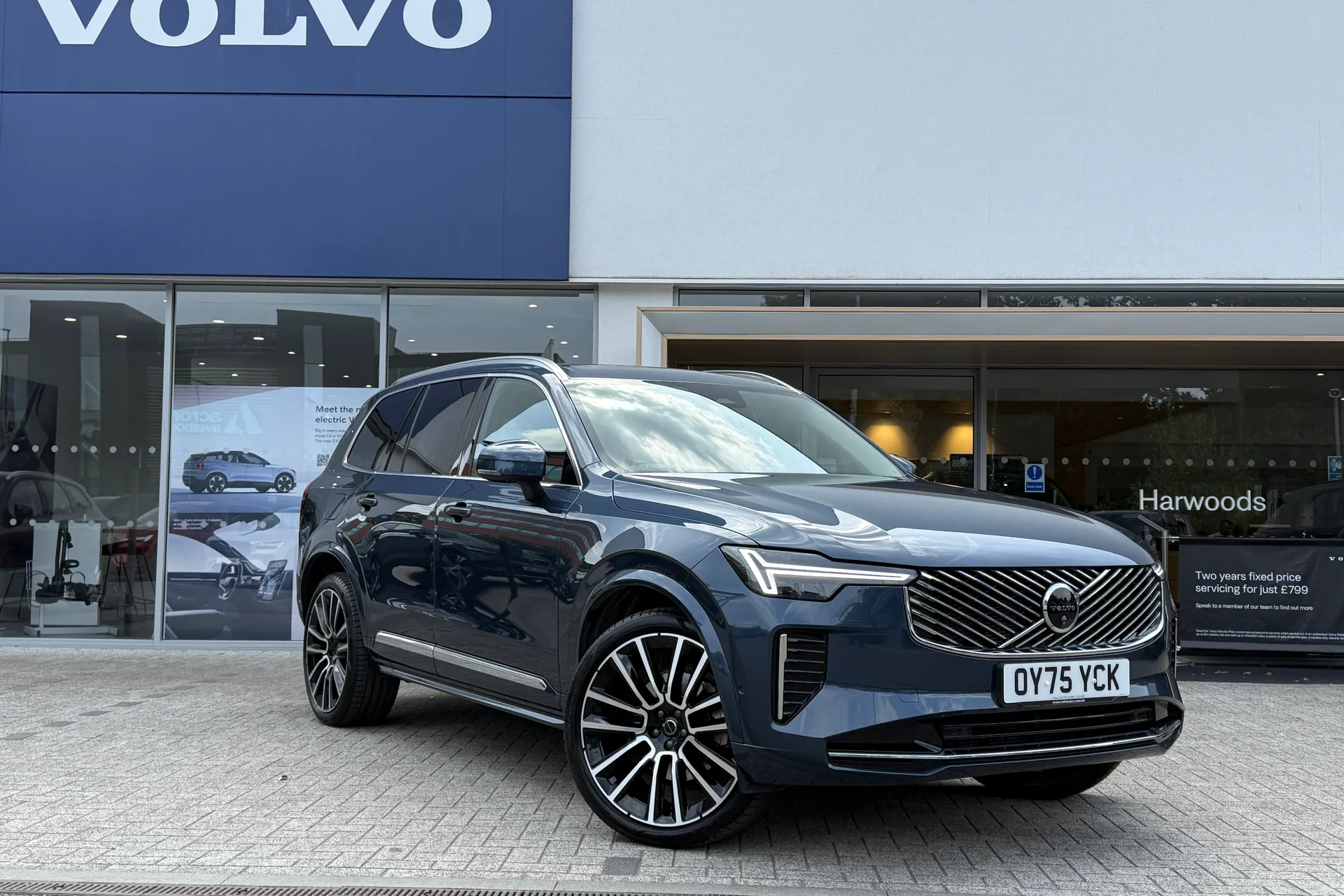 Volvo XC90 focused image