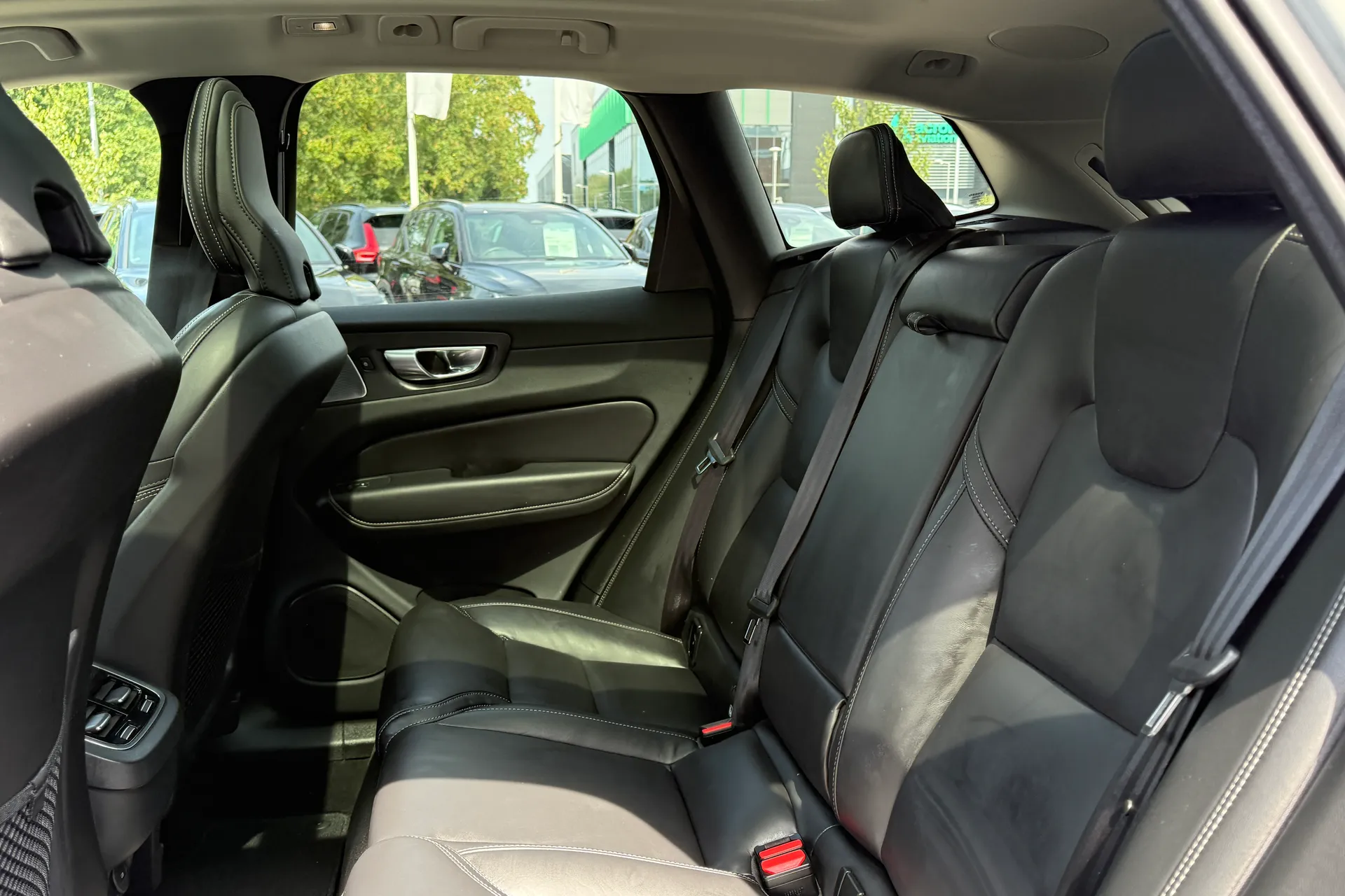Volvo XC60 thumbnail image number 32