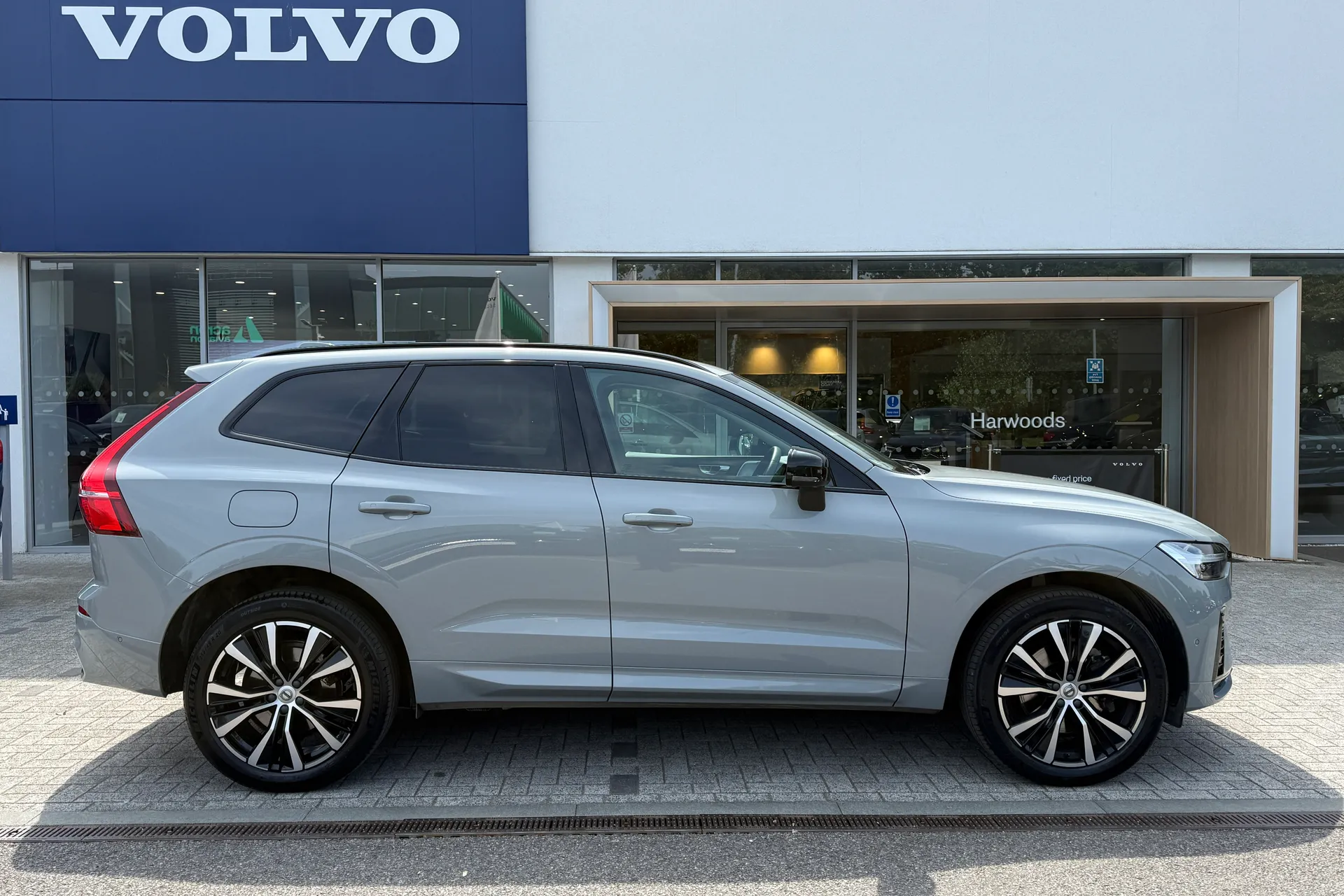 Volvo XC60 thumbnail image number 2