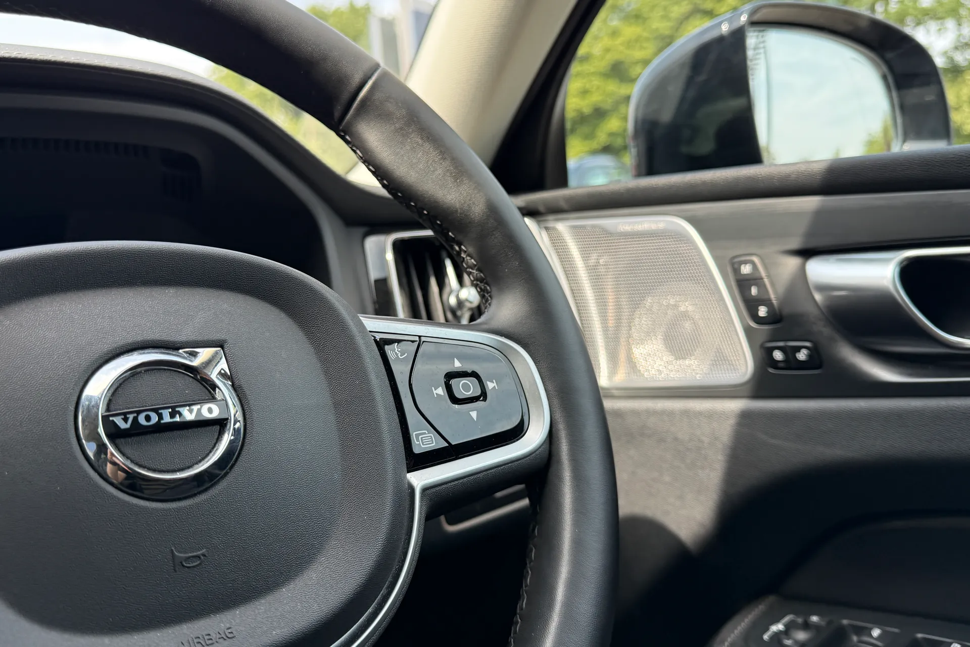 Volvo XC60 thumbnail image number 38