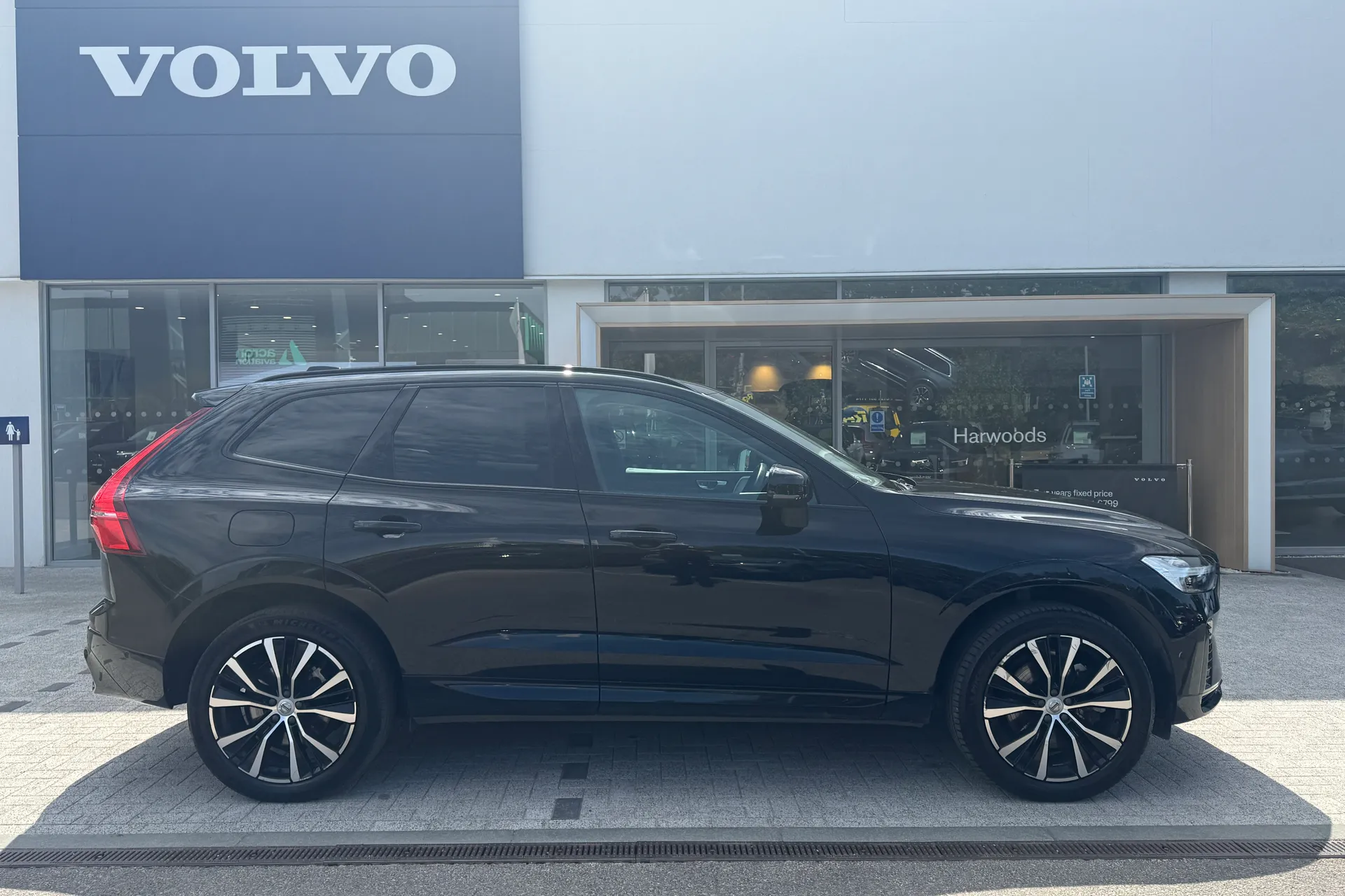 Volvo XC60 thumbnail image number 2