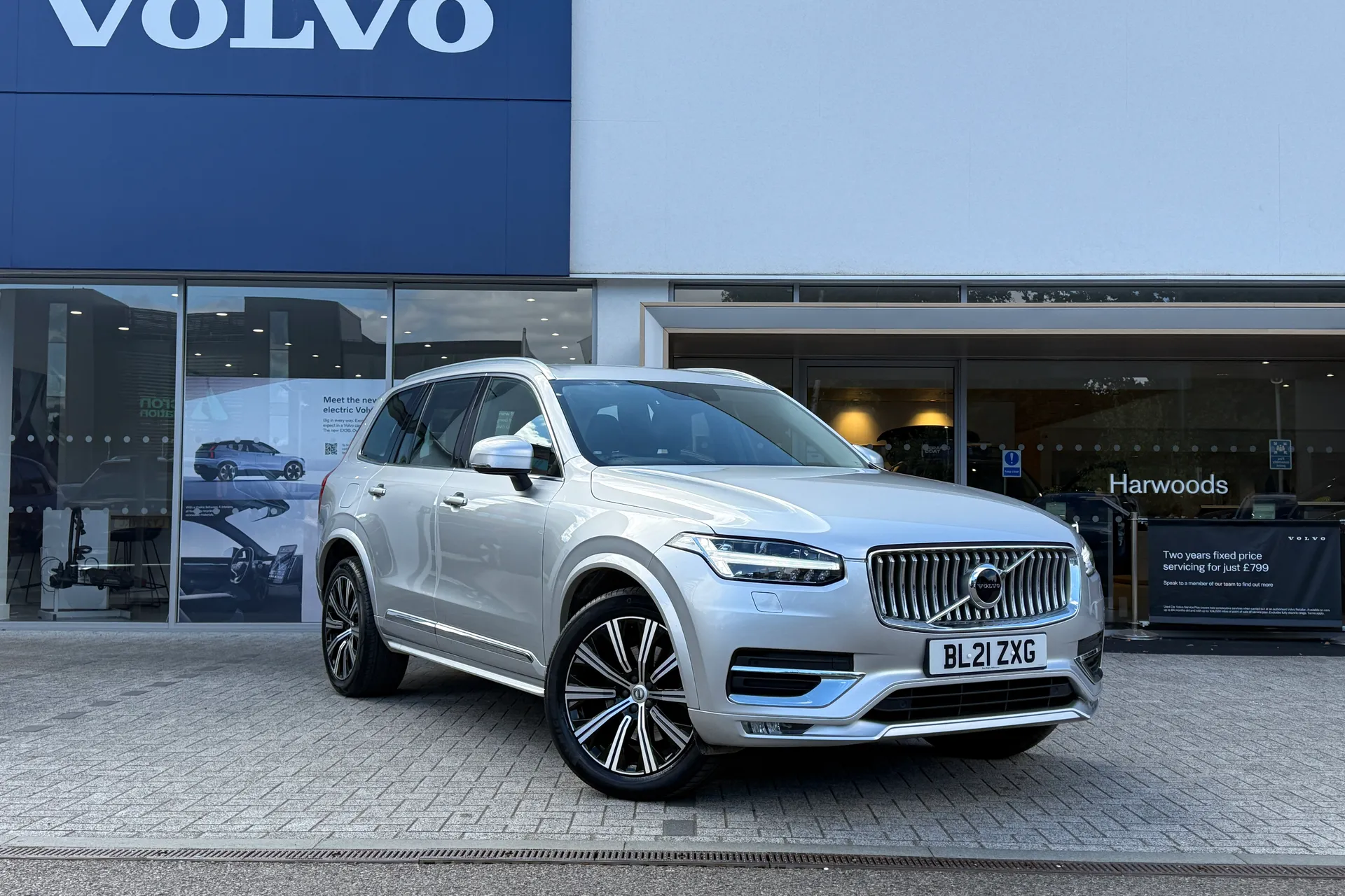 Volvo XC90 focused image