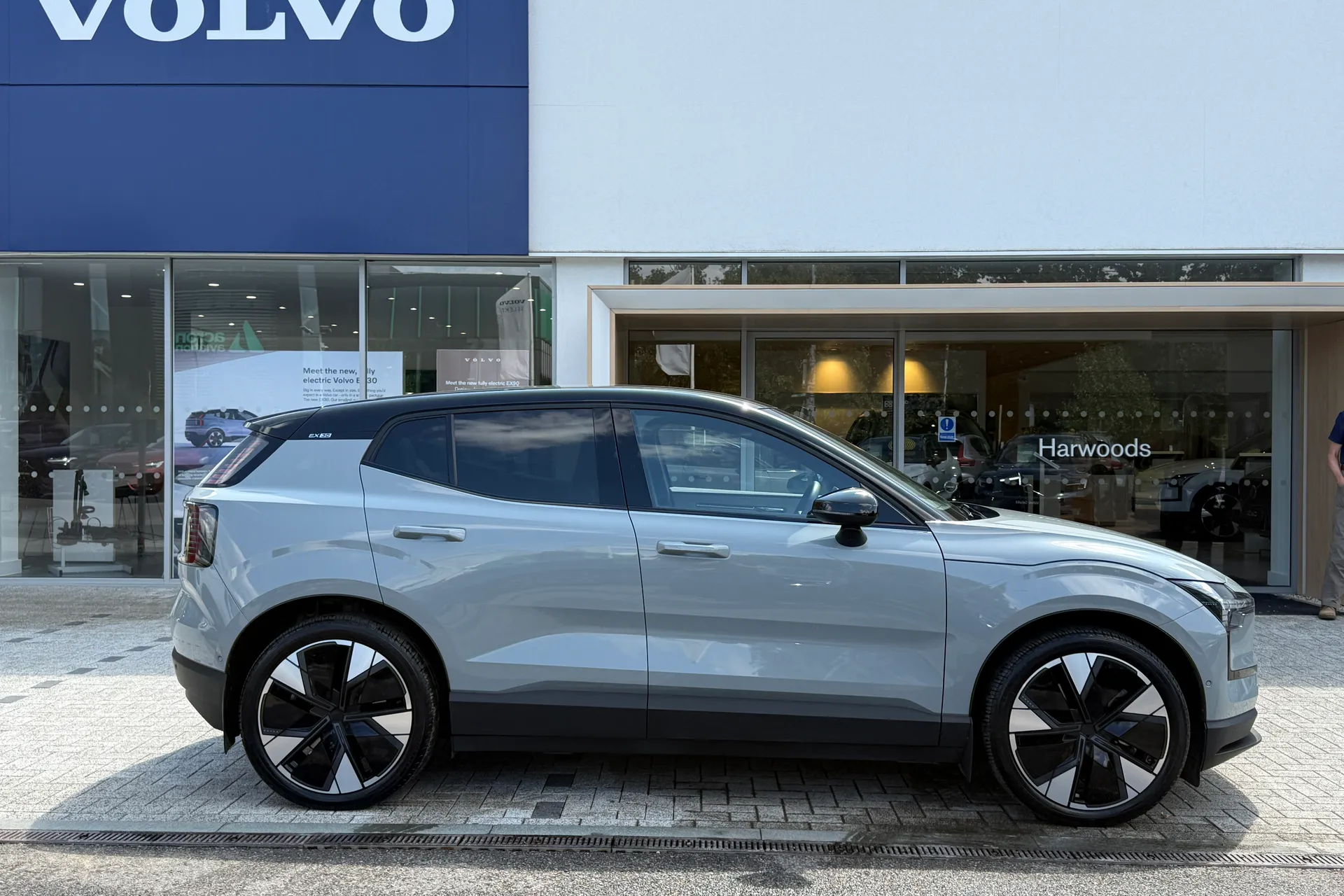 Volvo EX30 thumbnail image number 2