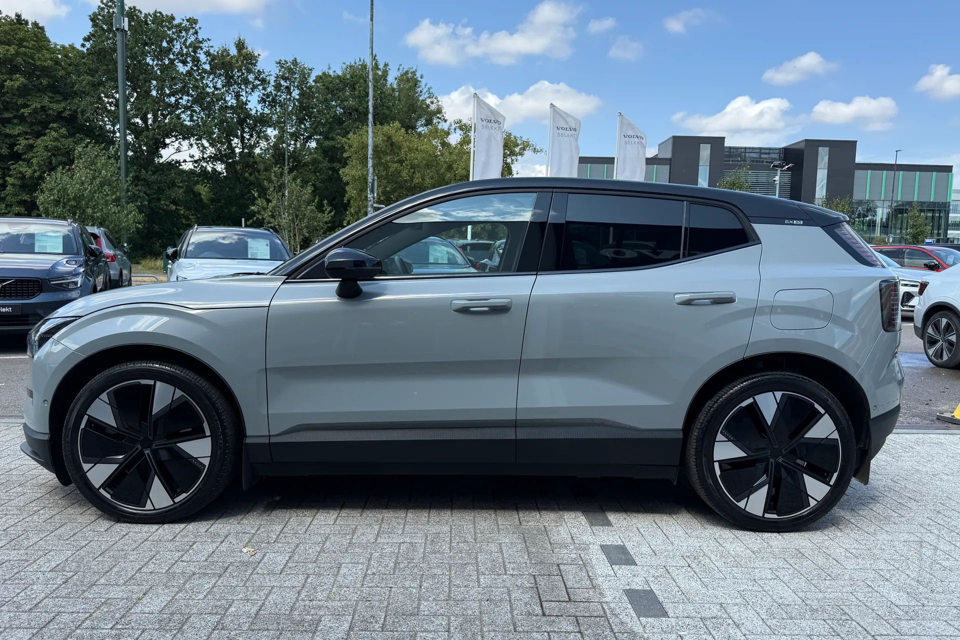 Volvo EX30 thumbnail image number 12