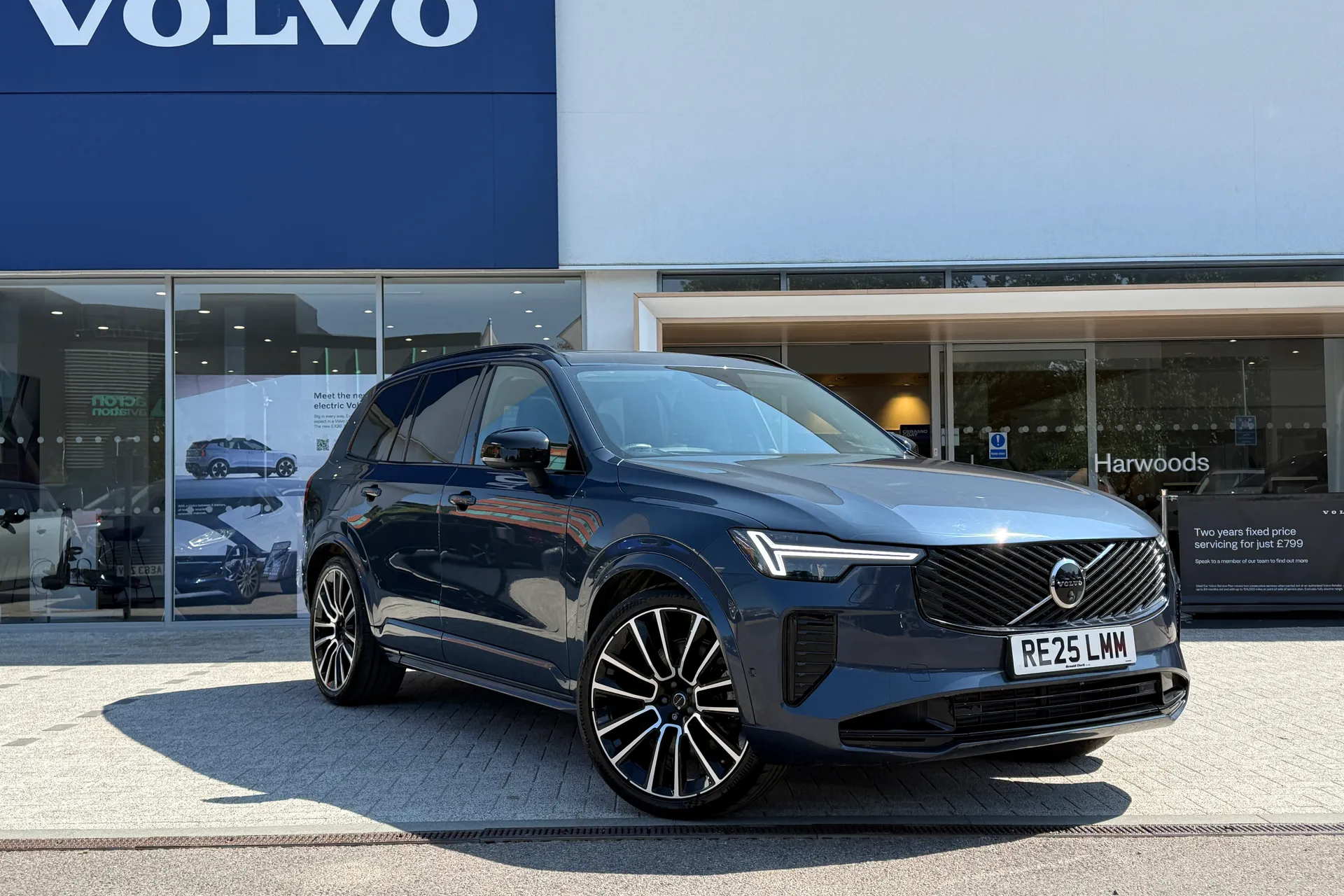 Volvo XC90 focused image