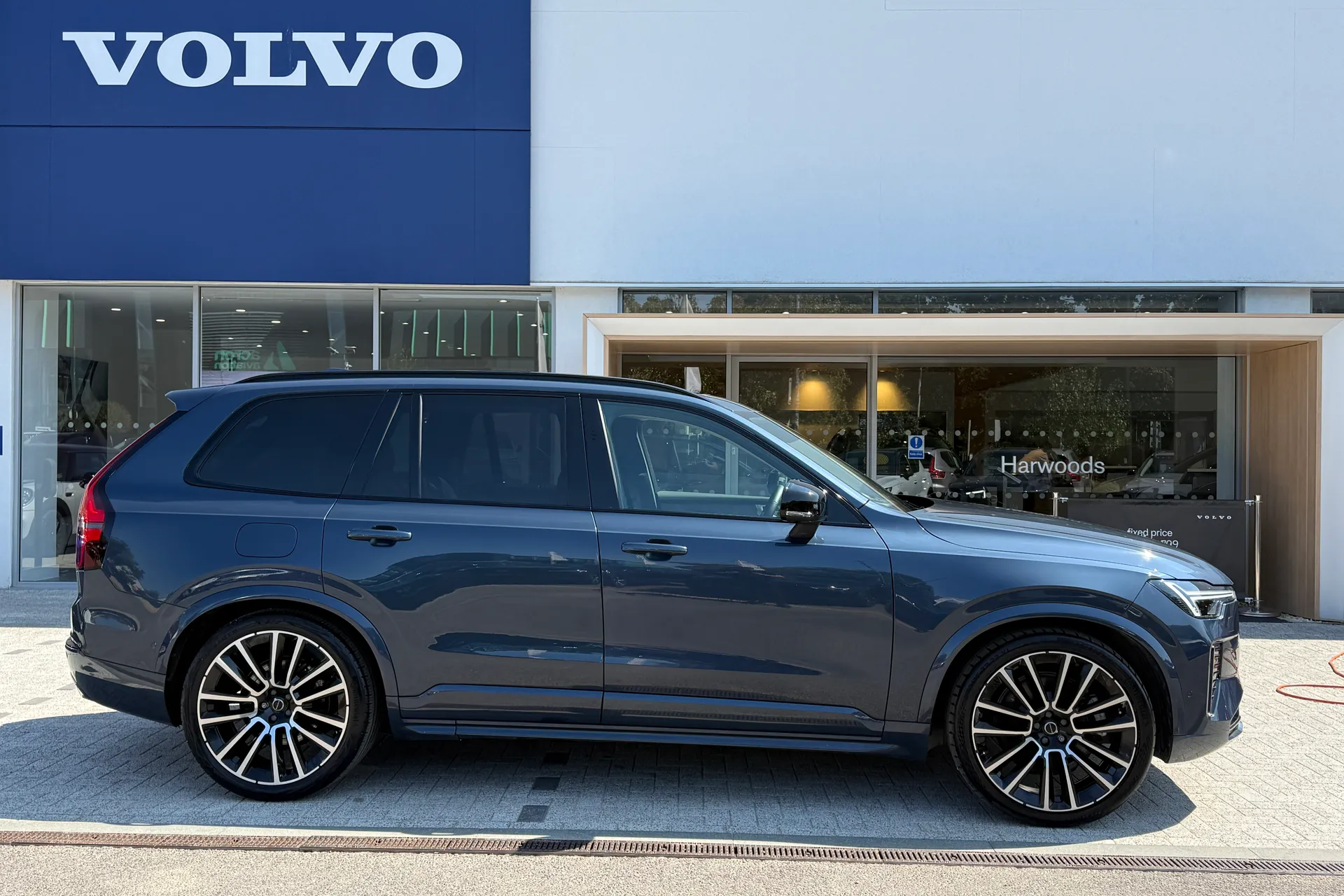 Volvo XC90 thumbnail image number 2