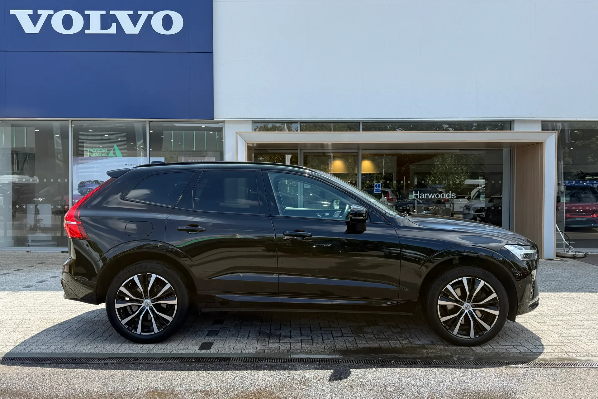 Volvo XC60 thumbnail image number 2