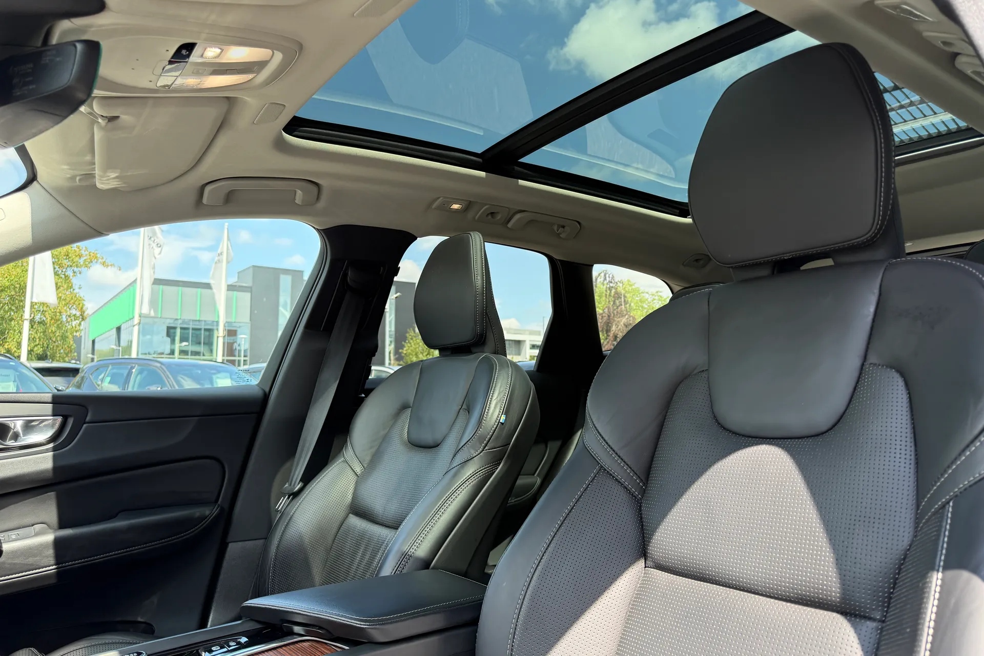 Volvo XC60 thumbnail image number 30