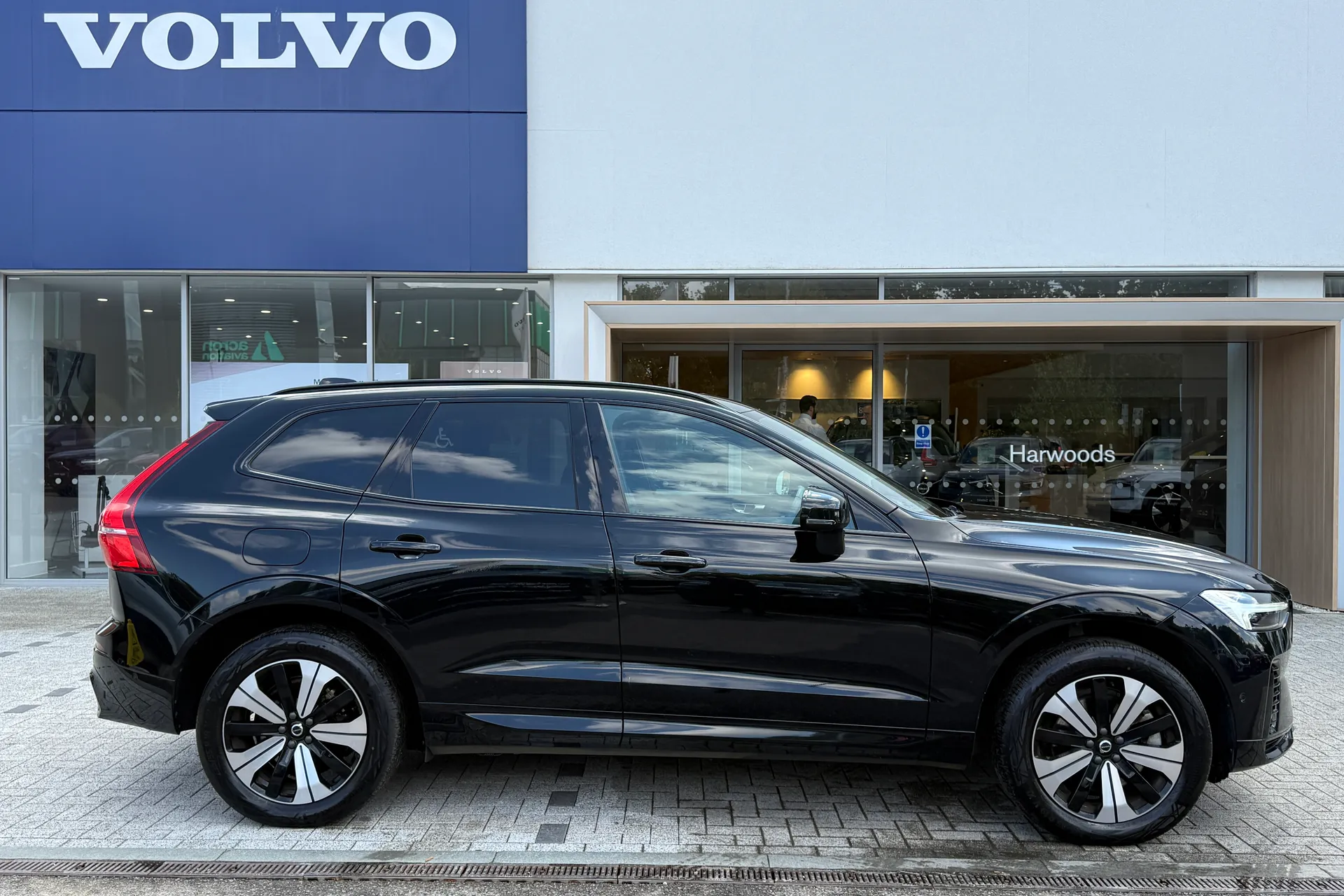 Volvo XC60 thumbnail image number 2