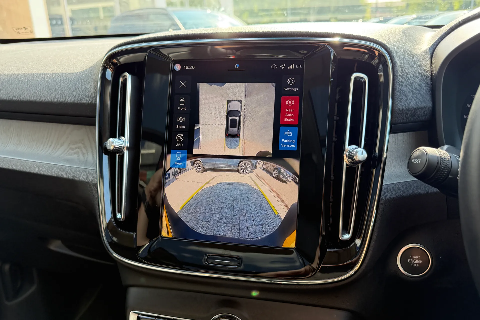 Volvo XC40 thumbnail image number 4