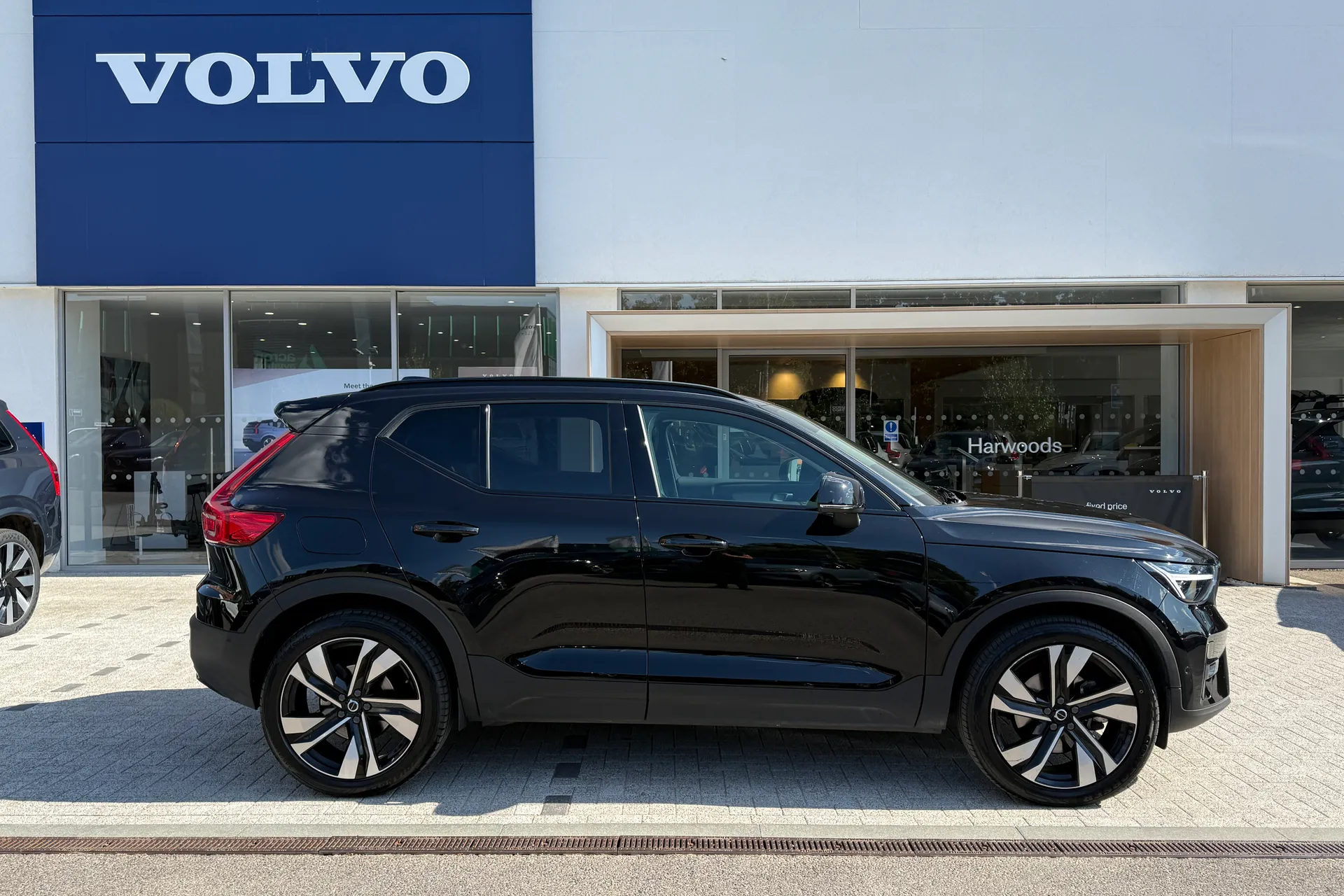 Volvo XC40 thumbnail image number 2