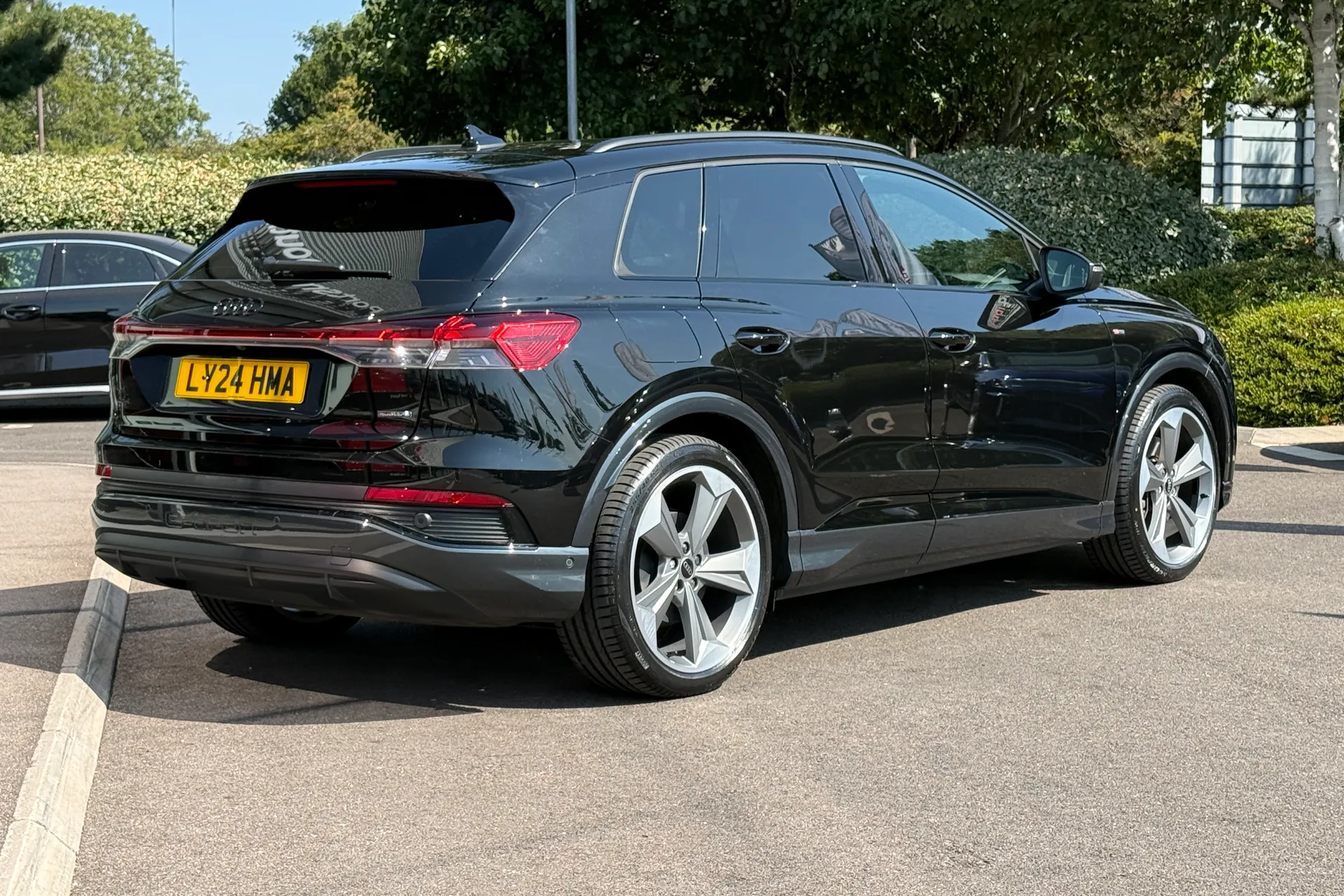 Audi Q4 thumbnail image number 9