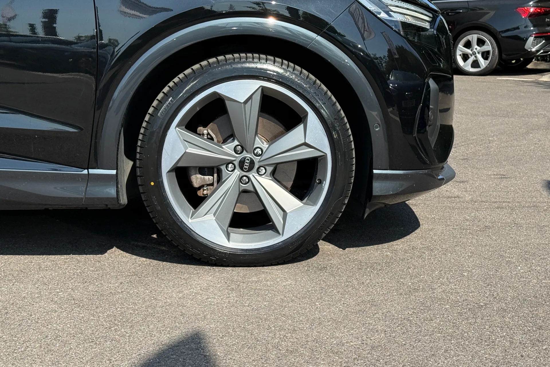 Audi Q4 thumbnail image number 14