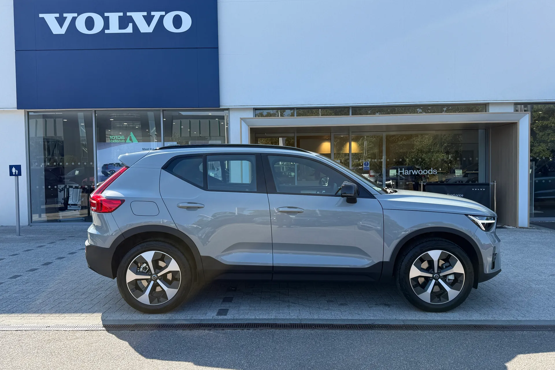 Volvo XC40 thumbnail image number 2