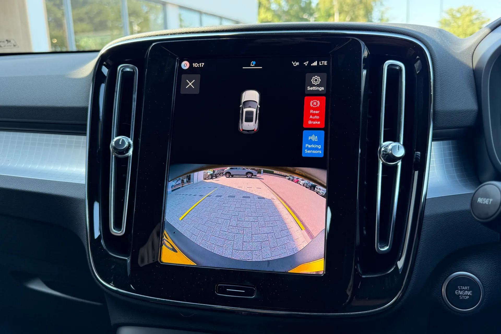 Volvo XC40 thumbnail image number 4