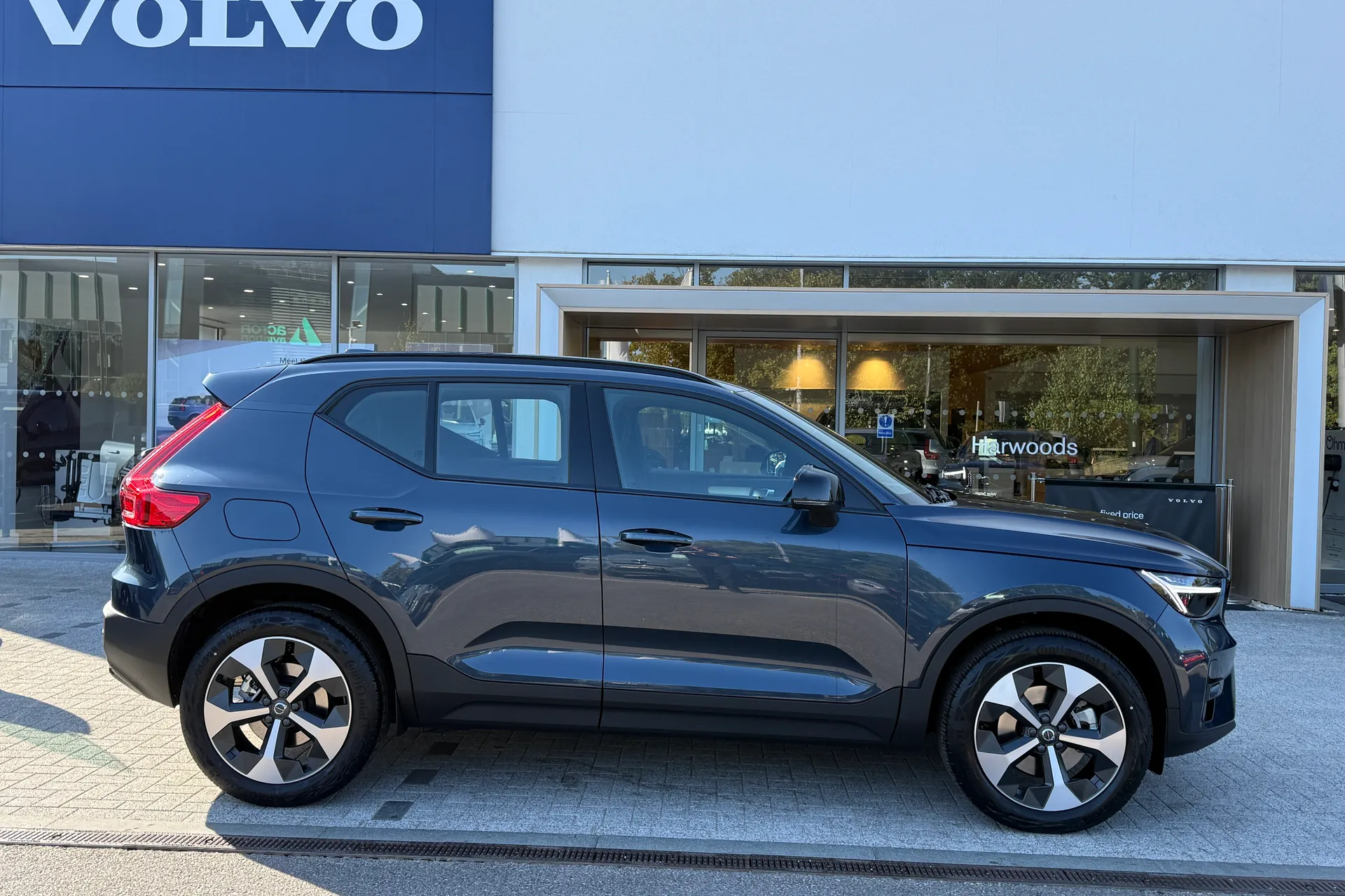 Volvo XC40 thumbnail image number 2